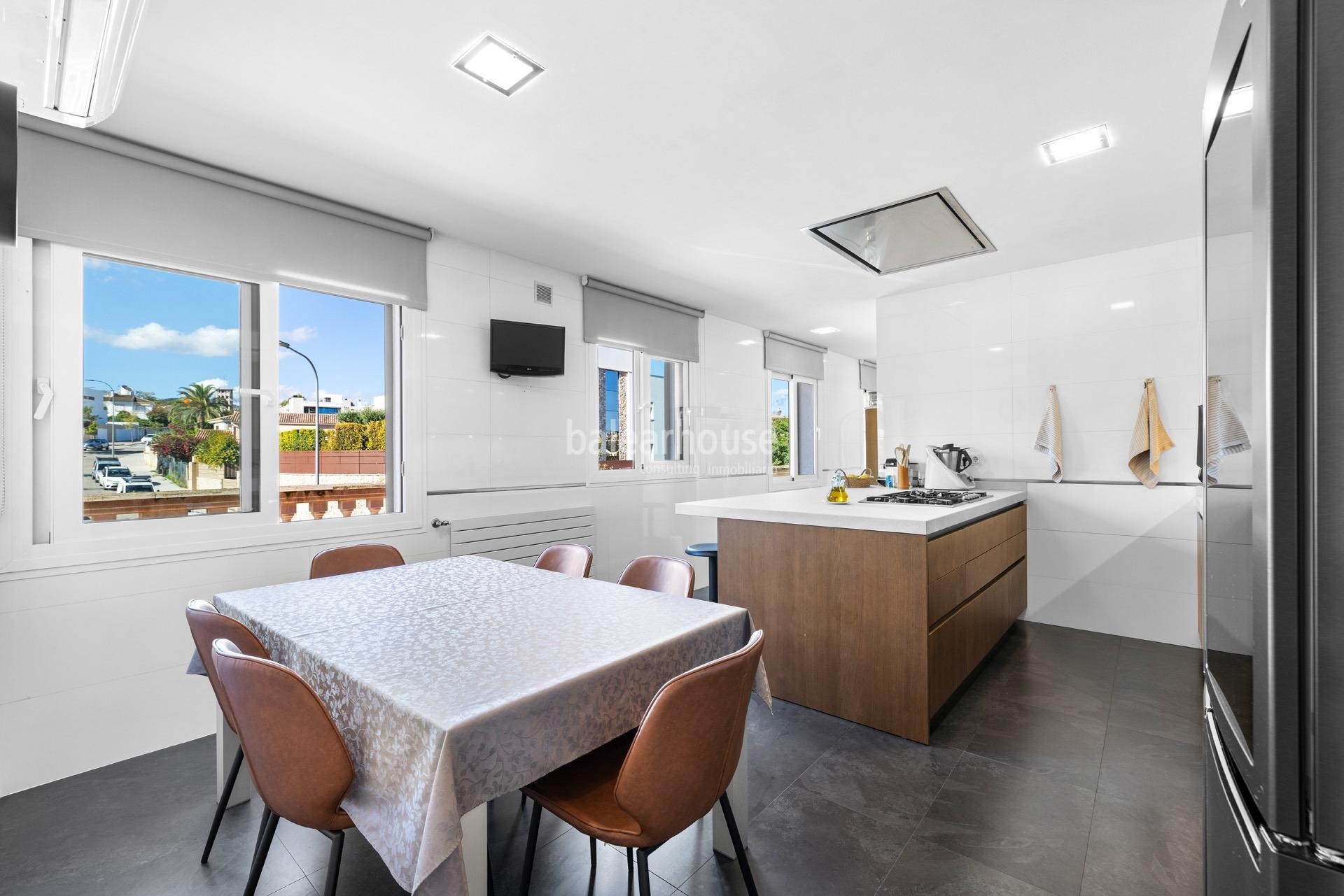 Exclusiva gran villa en la zona de Son Armadans con grandes espacios exteriores de jardín y piscina.