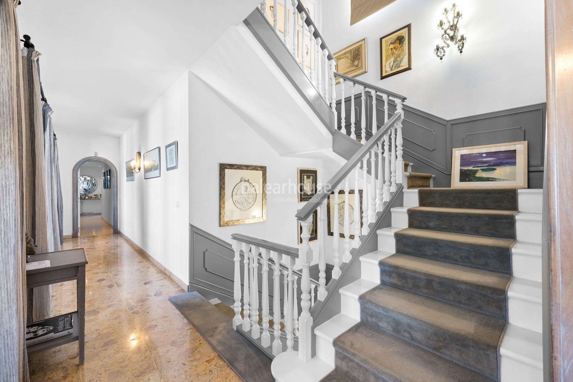 Exclusiva gran villa en la zona de Son Armadans con grandes espacios exteriores de jardín y piscina.