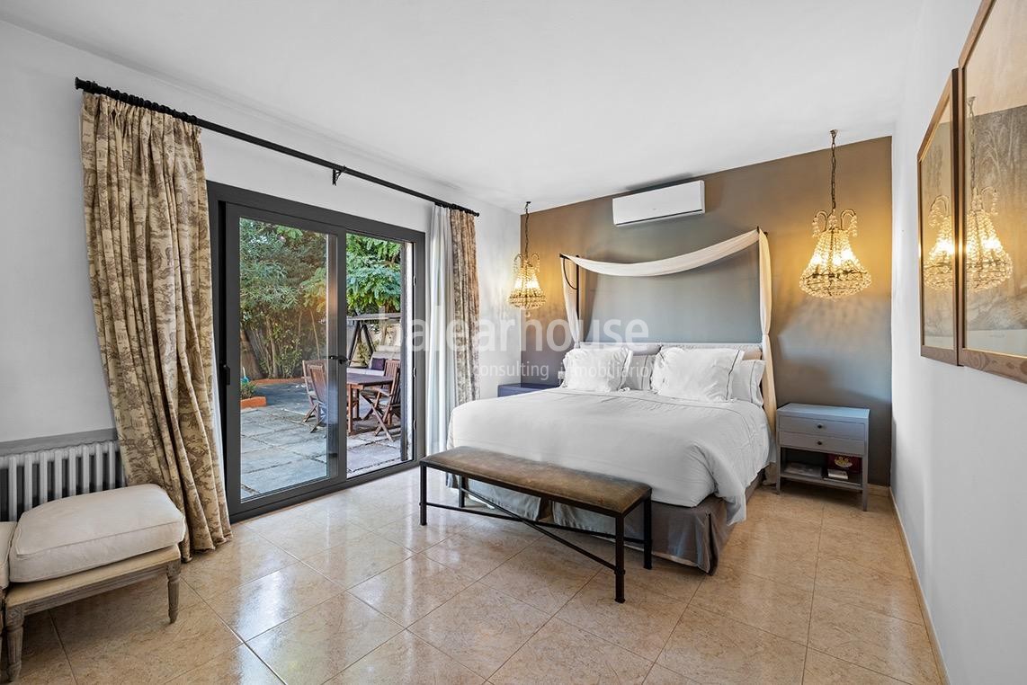 Exclusiva gran villa en la zona de Son Armadans con grandes espacios exteriores de jardín y piscina.