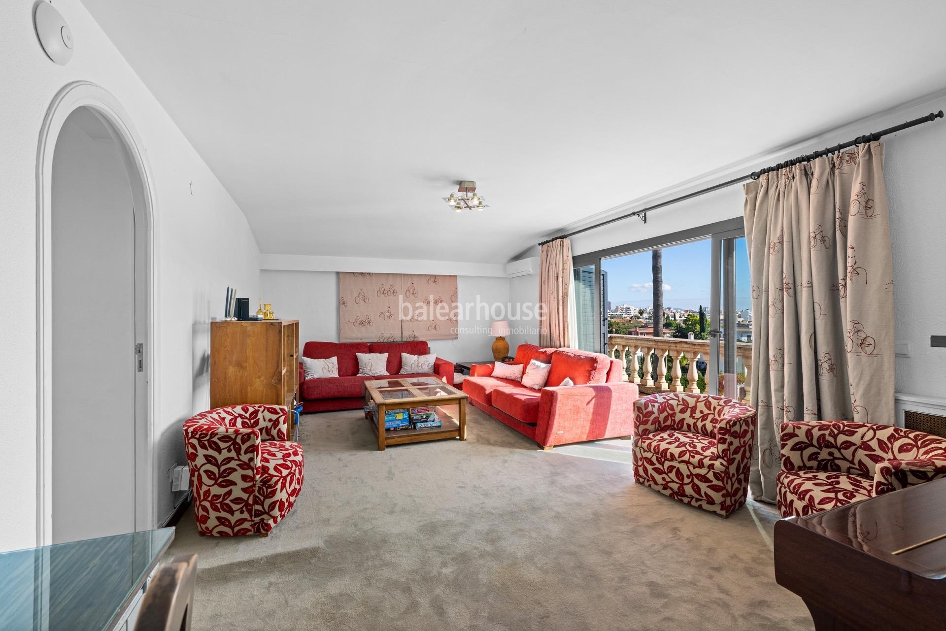 Exclusiva gran villa en la zona de Son Armadans con grandes espacios exteriores de jardín y piscina.