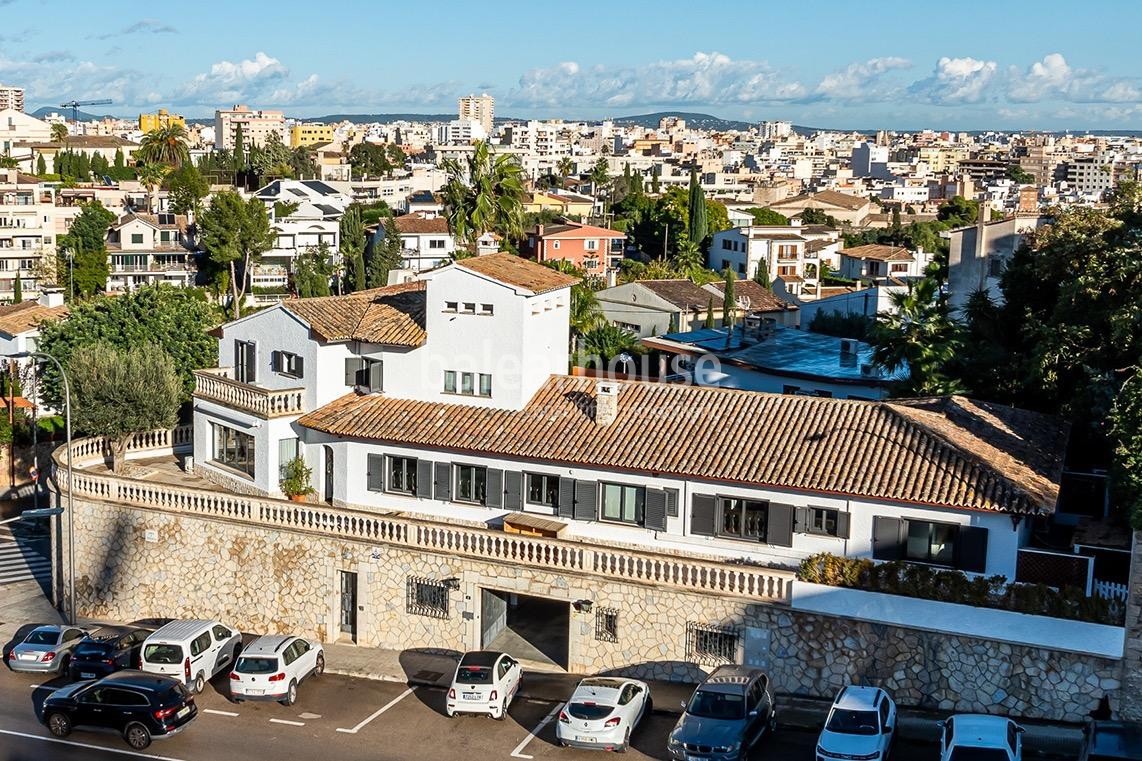 Exclusiva gran villa en la zona de Son Armadans con grandes espacios exteriores de jardín y piscina.
