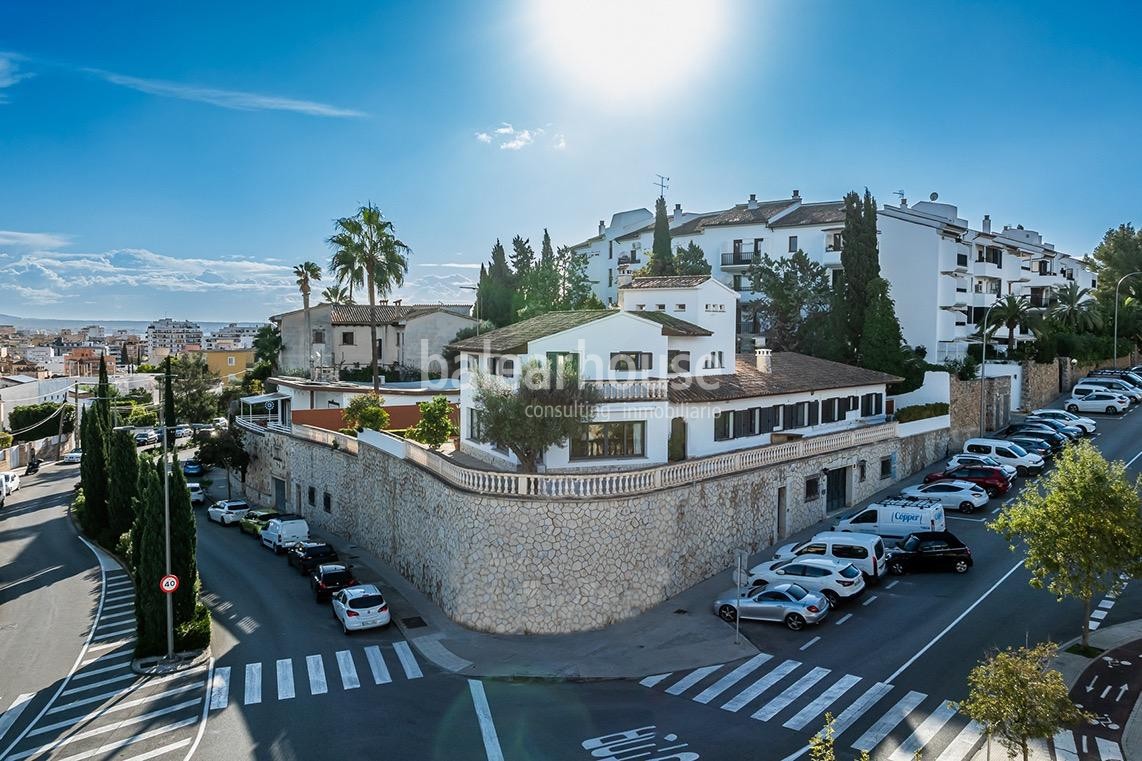 Exclusiva gran villa en la zona de Son Armadans con grandes espacios exteriores de jardín y piscina.