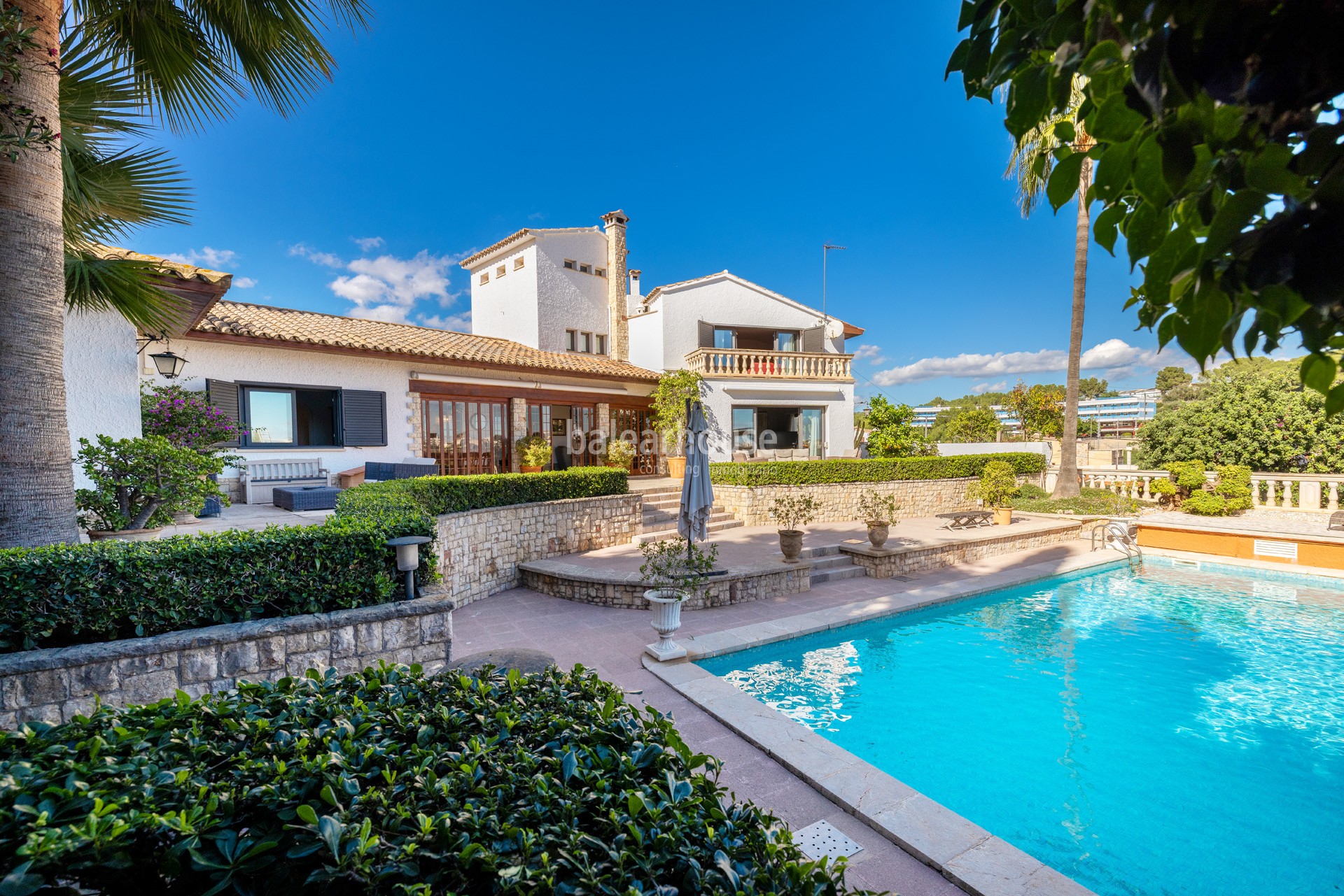 Exclusiva gran villa en la zona de Son Armadans con grandes espacios exteriores de jardín y piscina.