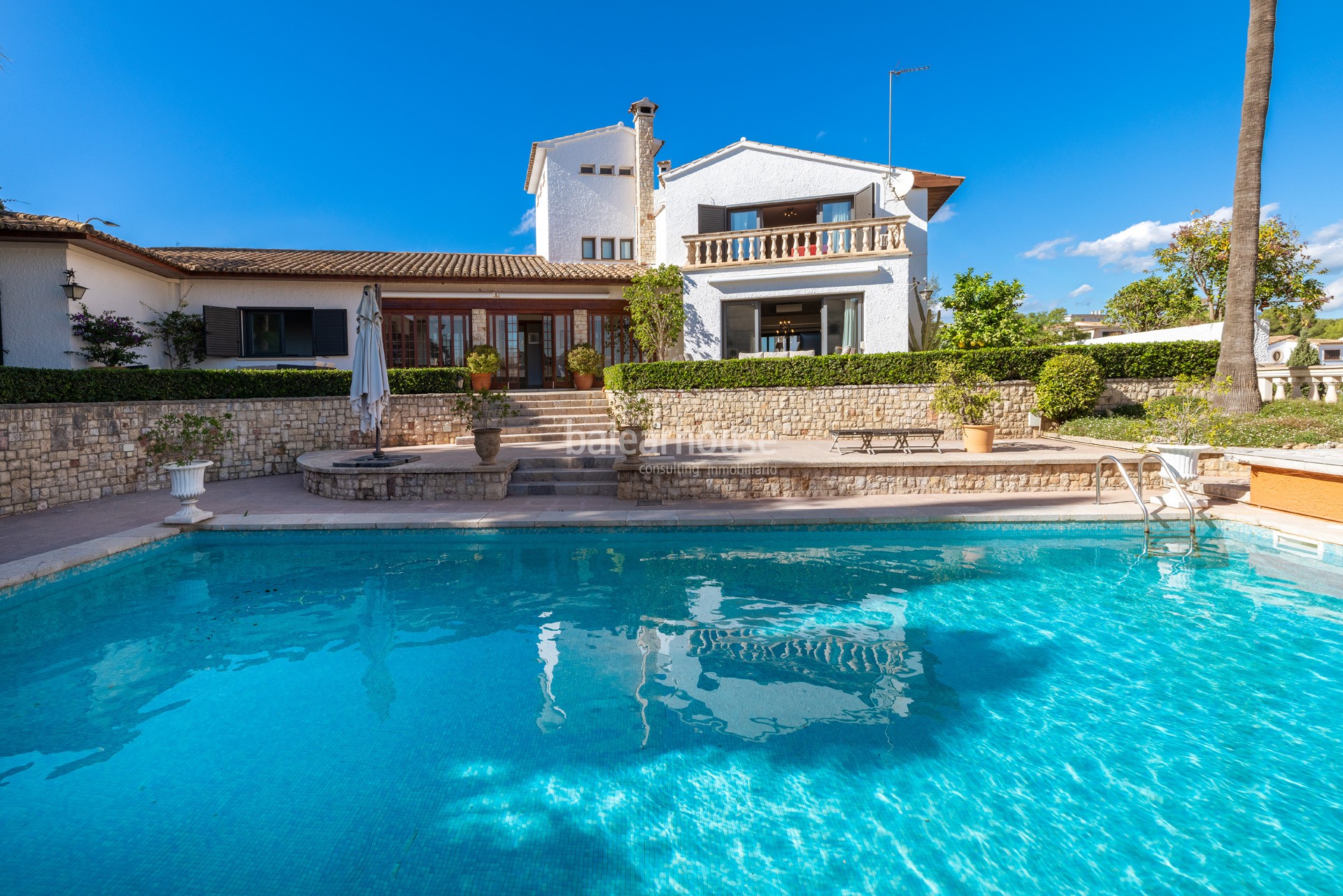 Exclusiva gran villa en la zona de Son Armadans con grandes espacios exteriores de jardín y piscina.