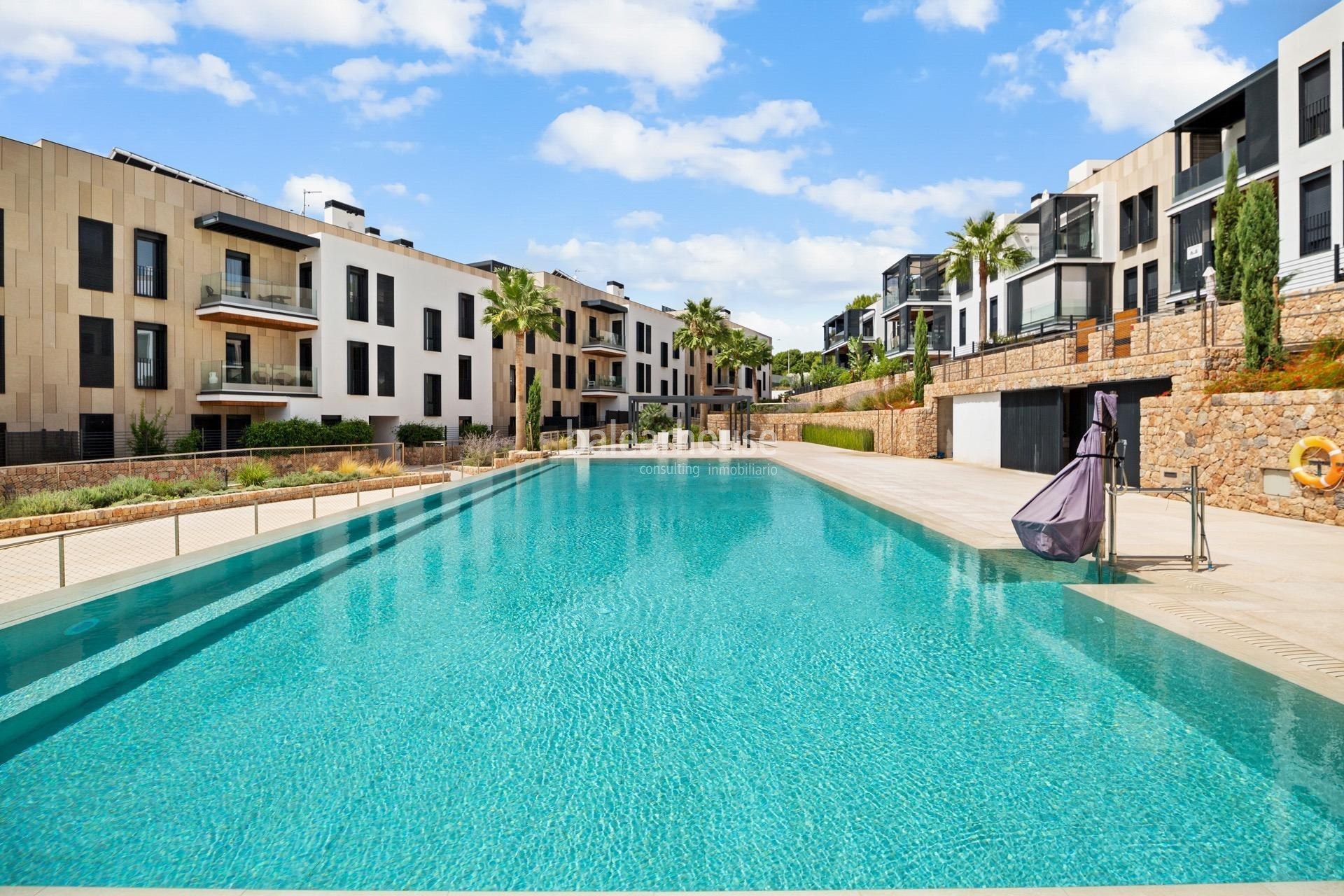 Ático moderno y lleno de luz con terraza y solarium privado en un cuidado complejo junto al golf en Palma