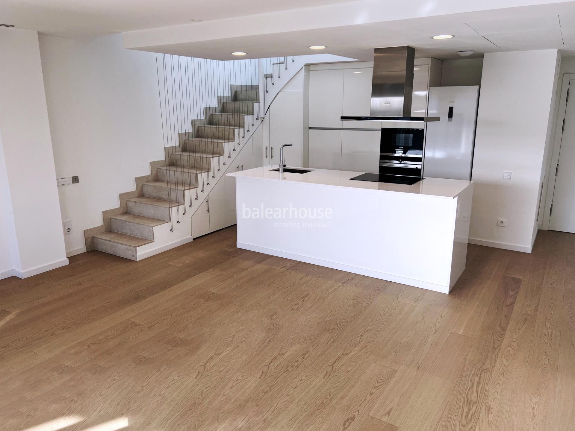 Ático moderno y lleno de luz con terraza y solarium privado en un cuidado complejo junto al golf en Palma