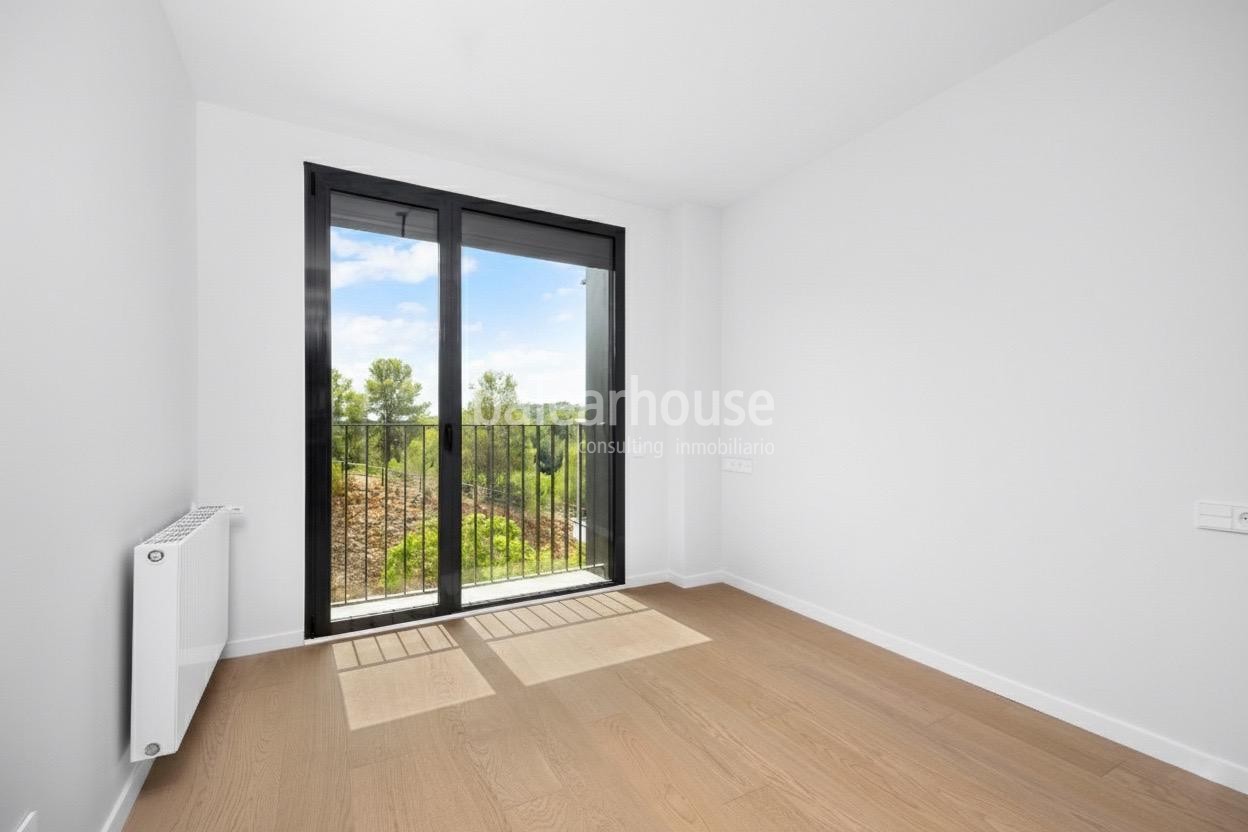 Ático moderno y lleno de luz con terraza y solarium privado en un cuidado complejo junto al golf en Palma