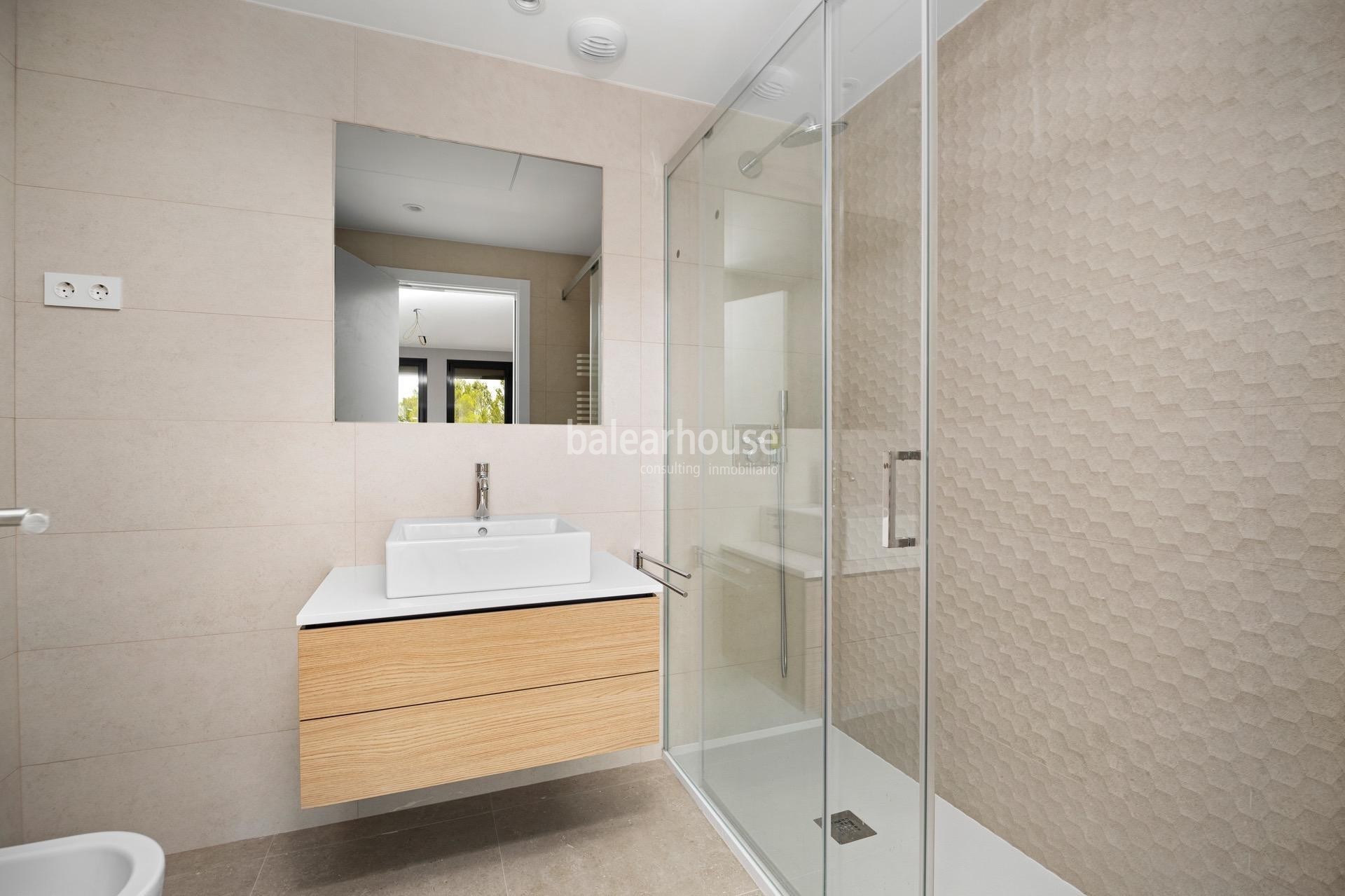 Ático moderno y lleno de luz con terraza y solarium privado en un cuidado complejo junto al golf en Palma