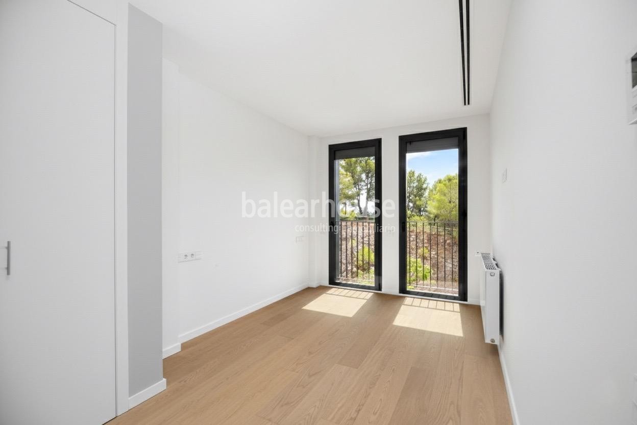 Ático moderno y lleno de luz con terraza y solarium privado en un cuidado complejo junto al golf en Palma