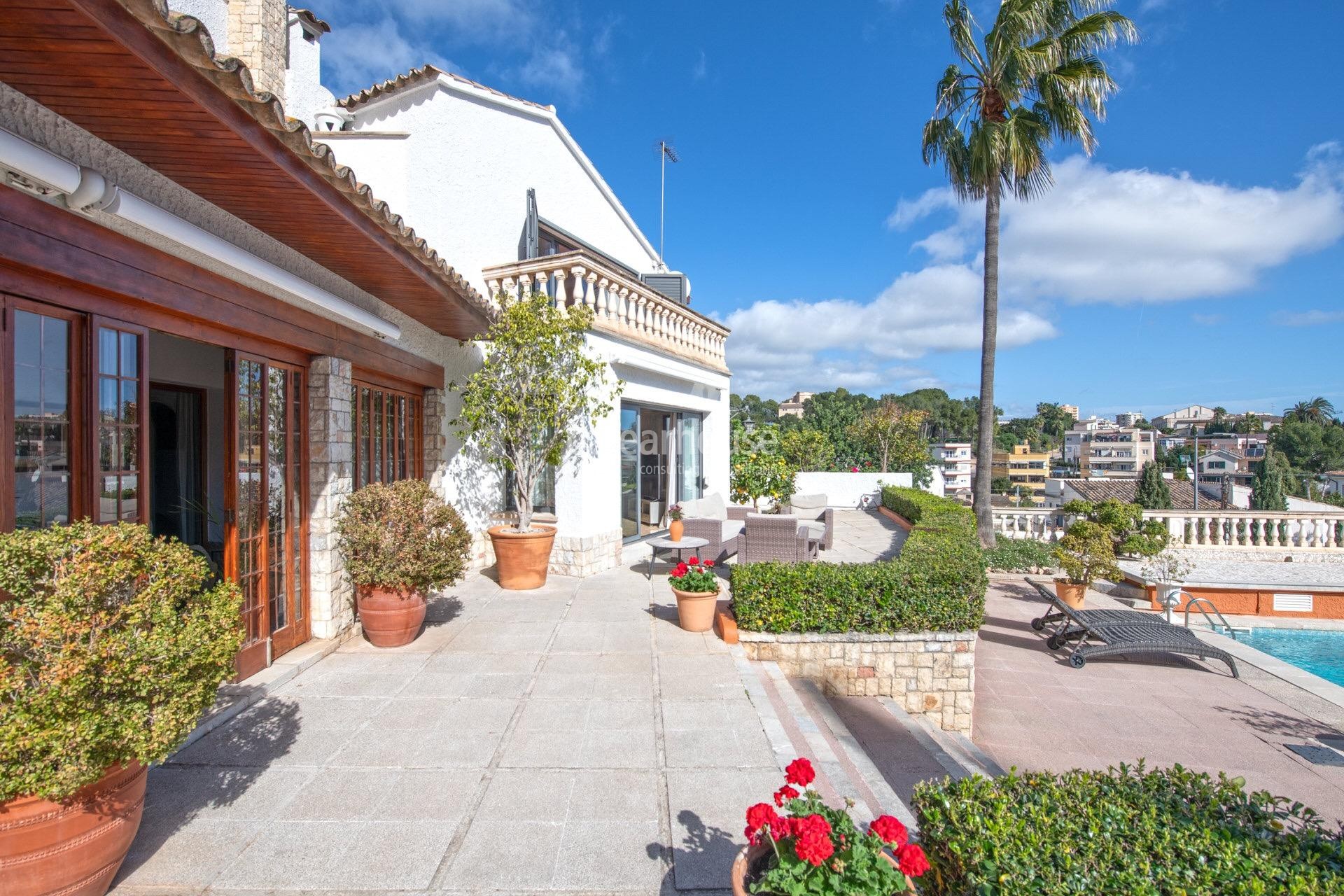 Exclusiva gran villa en la zona de Son Armadans con grandes espacios exteriores de jardín y piscina.