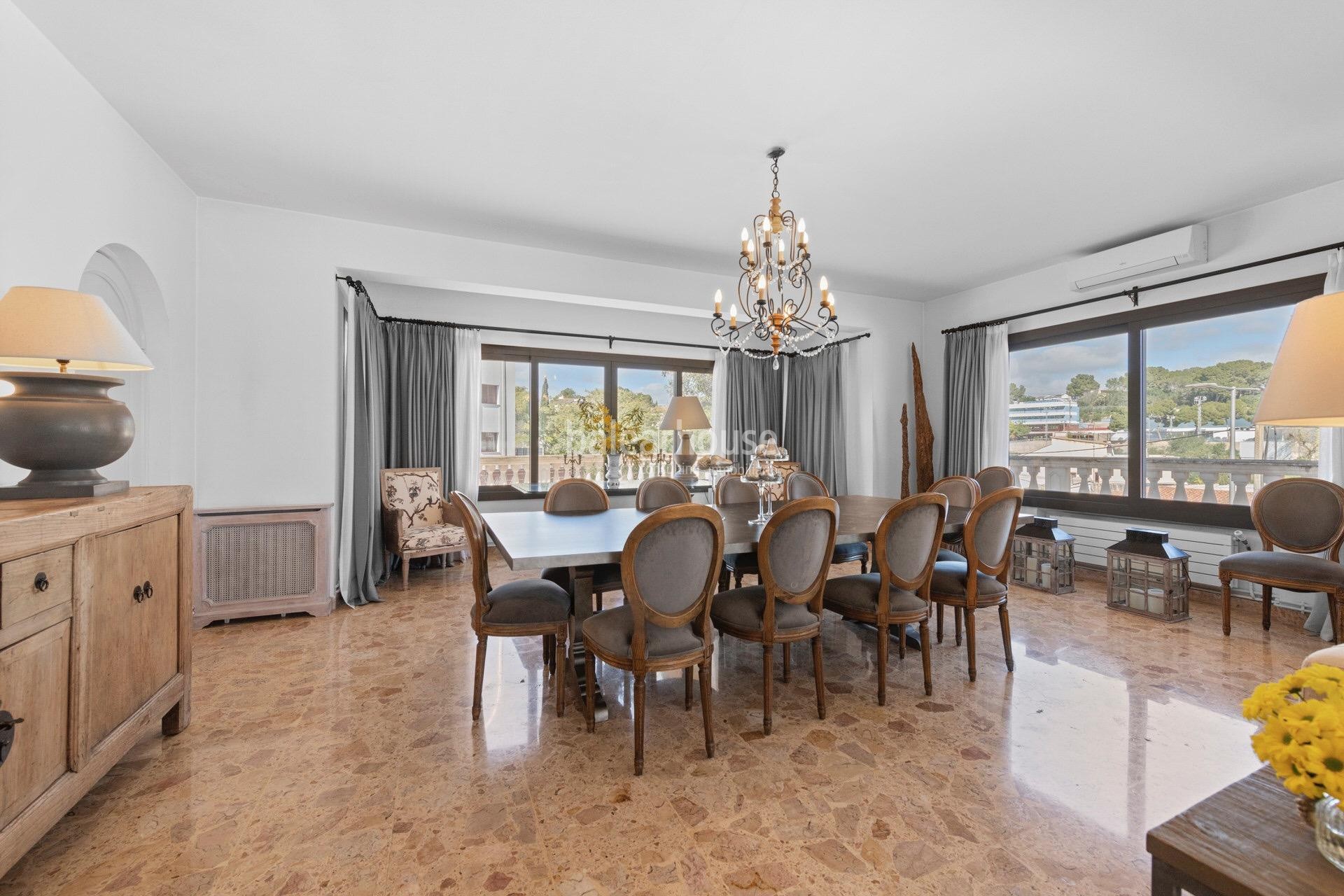 Exklusive großzügige Villa in Son Armadans mit weitläufigem Garten- und Poolbereich