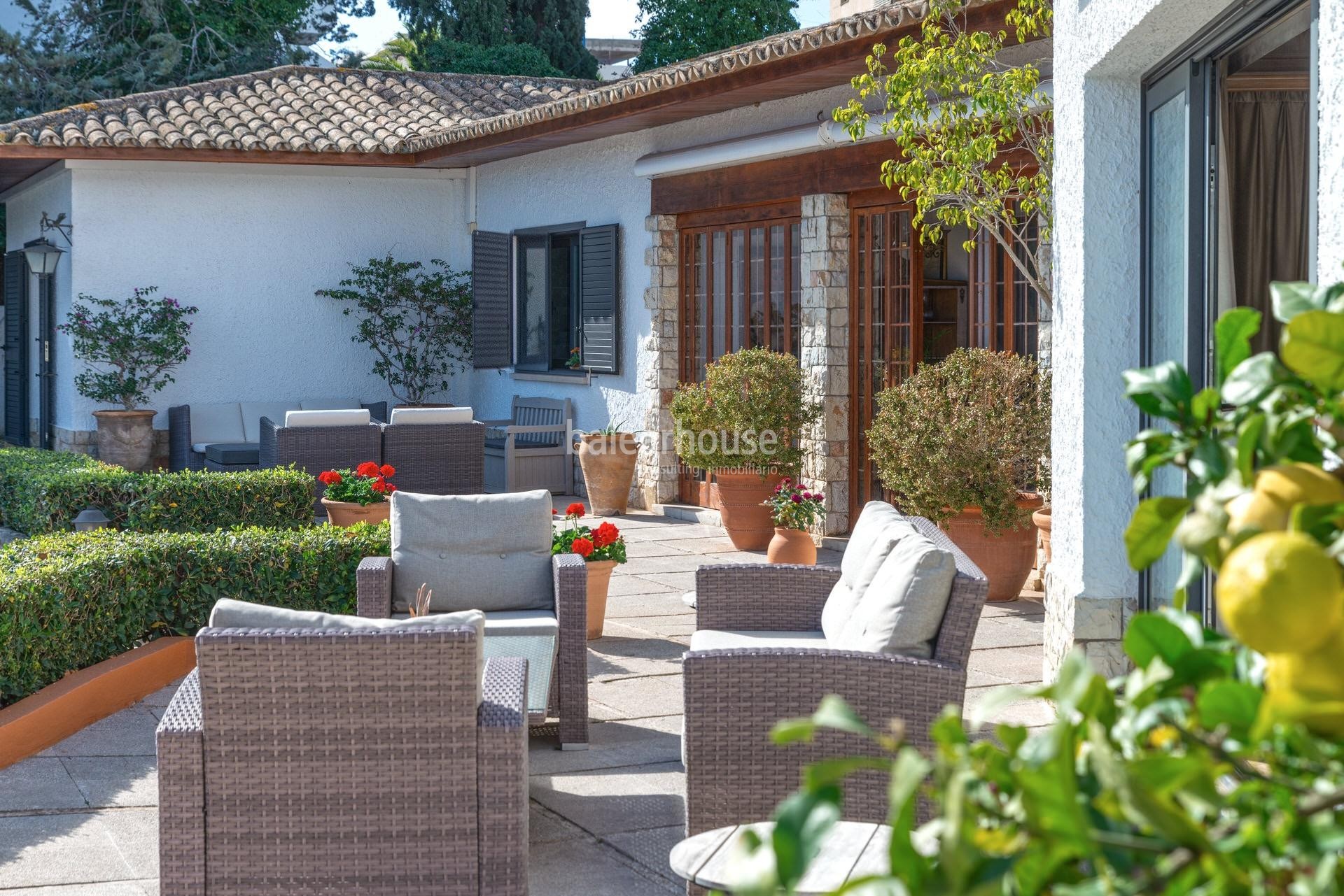 Exklusive großzügige Villa in Son Armadans mit weitläufigem Garten- und Poolbereich