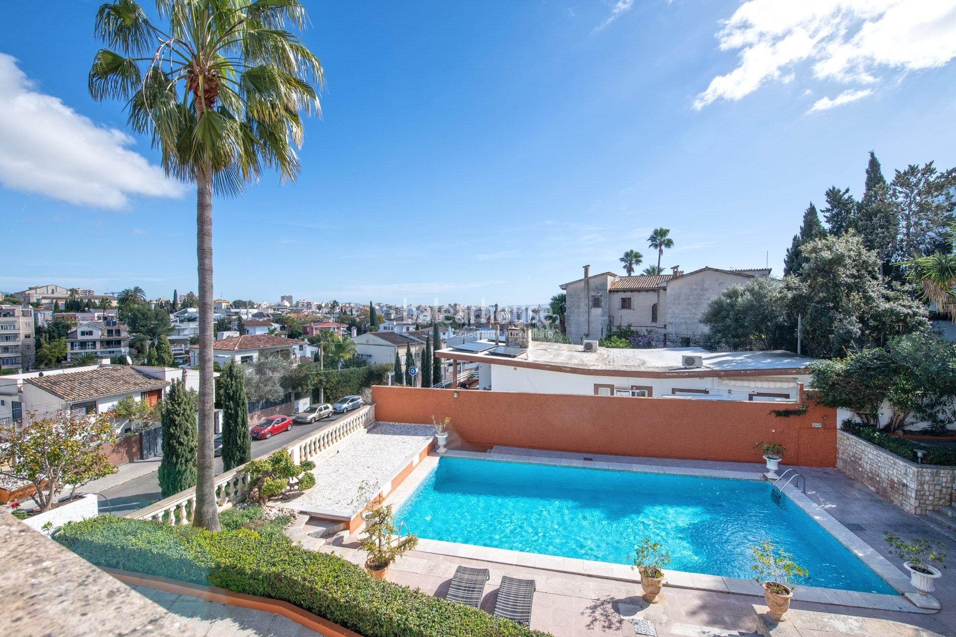 Exklusive großzügige Villa in Son Armadans mit weitläufigem Garten- und Poolbereich