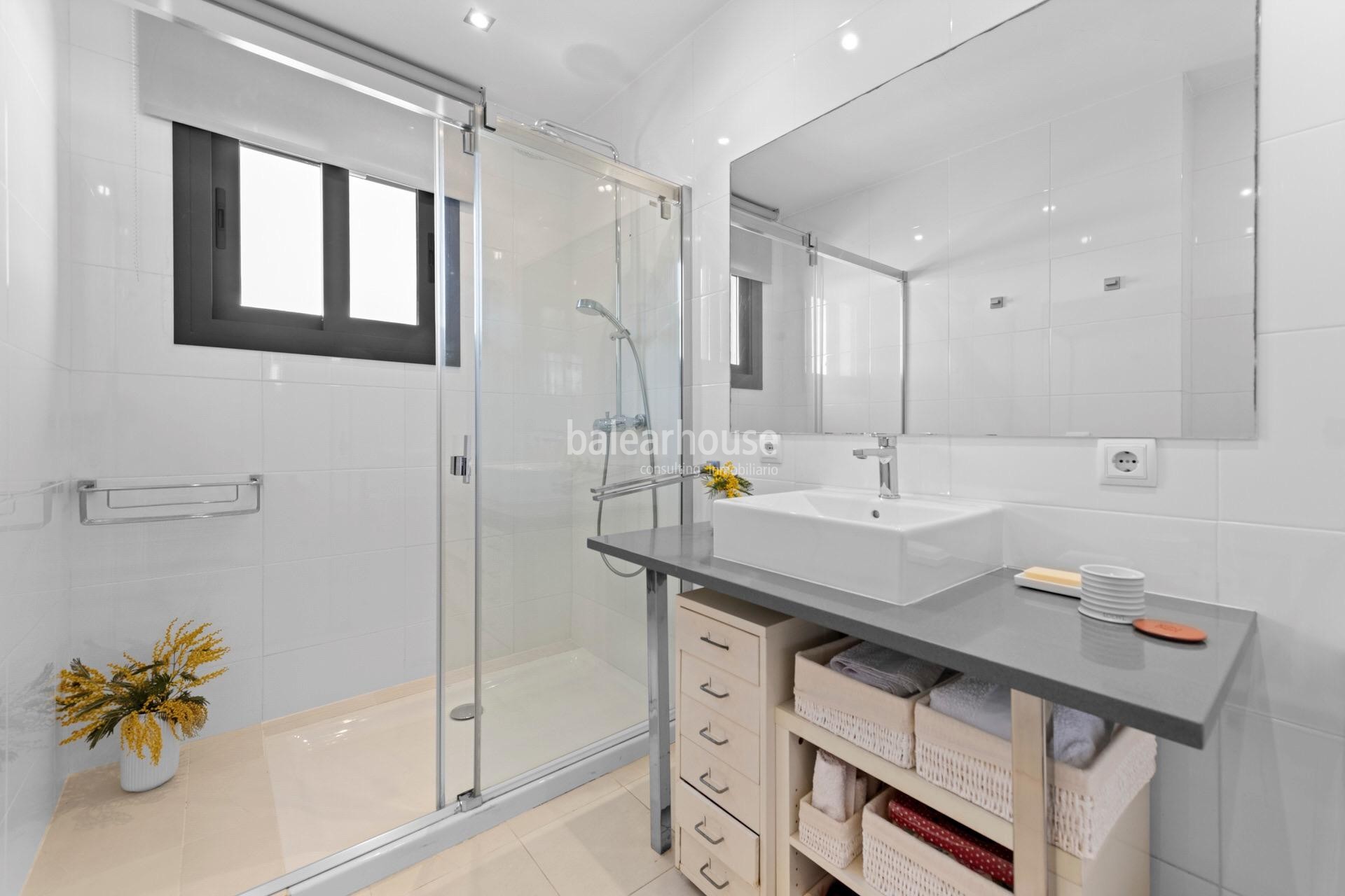 Exklusive großzügige Villa in Son Armadans mit weitläufigem Garten- und Poolbereich