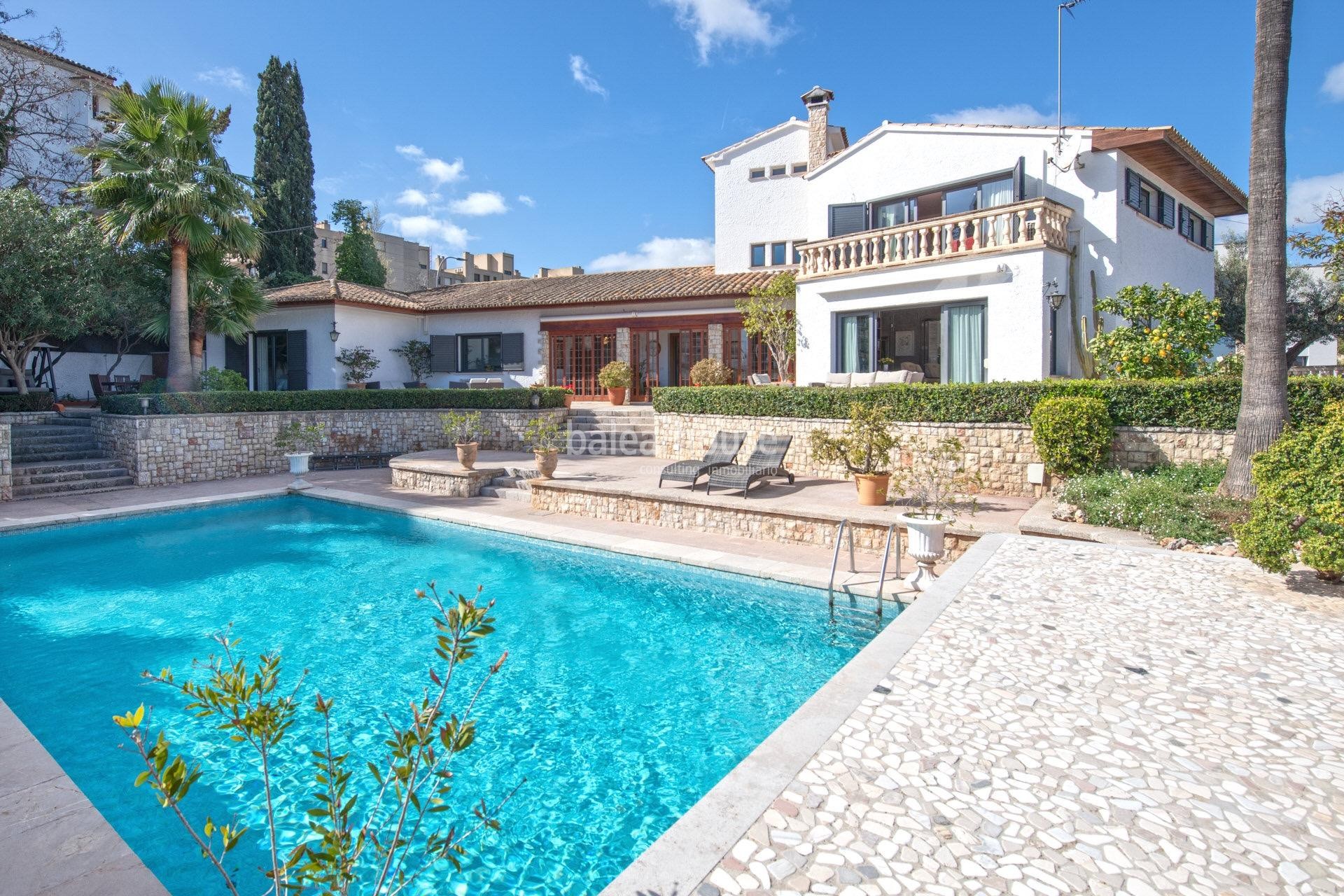 Exklusive großzügige Villa in Son Armadans mit weitläufigem Garten- und Poolbereich