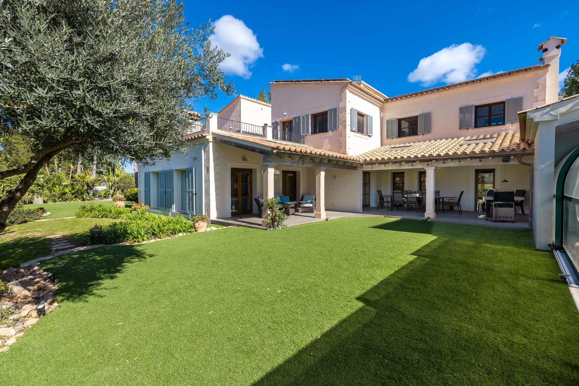 Elegante Villa mit gepflegten Außenanlagen und hoher Privatsphäre in exklusiver Lage von Santa Ponsa