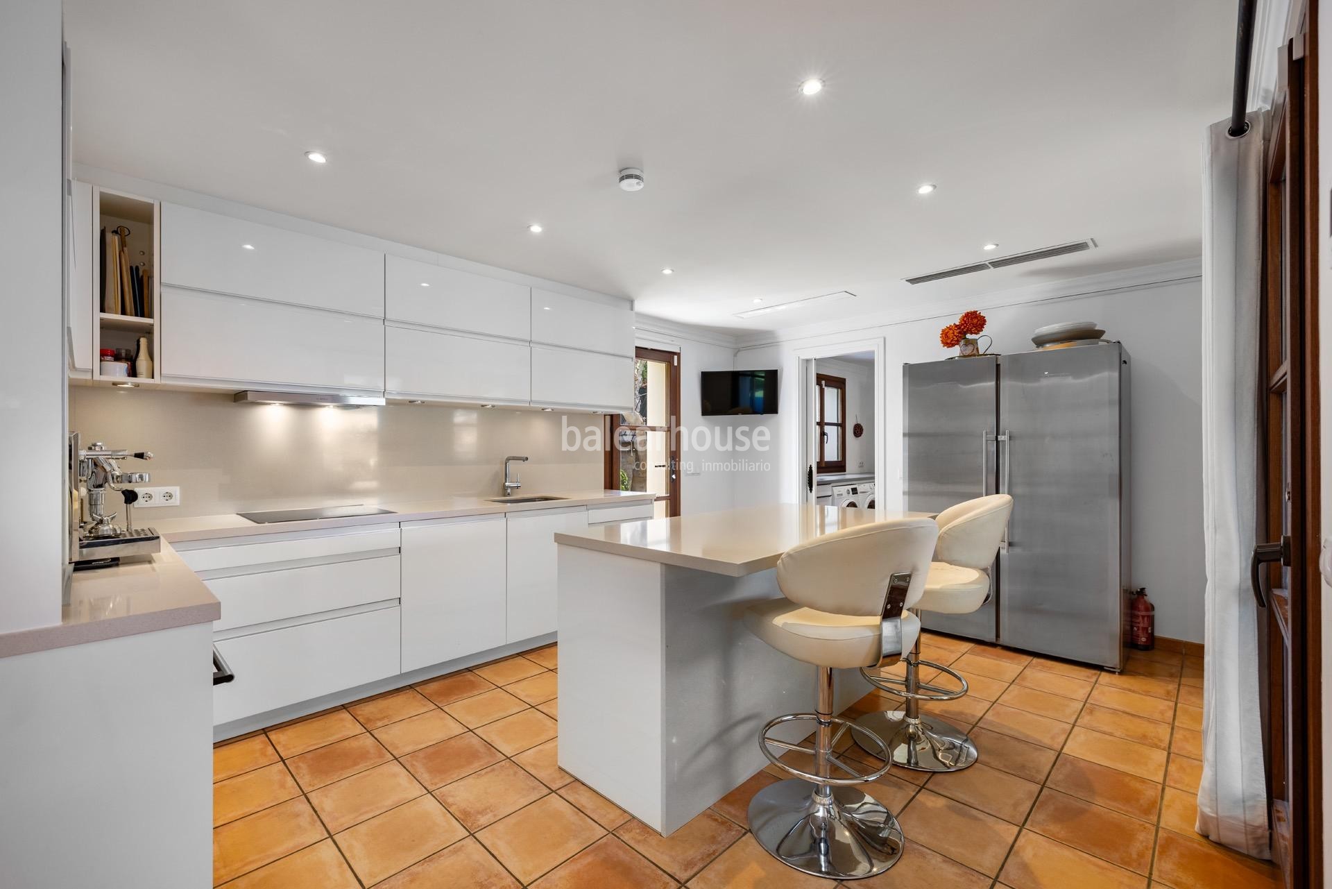 Elegante Villa mit gepflegten Außenanlagen und hoher Privatsphäre in exklusiver Lage von Santa Ponsa