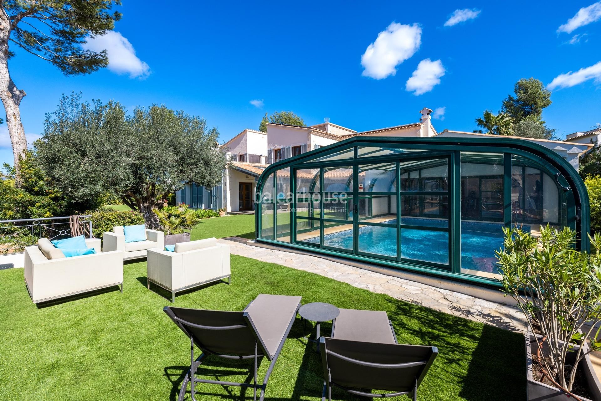 Elegante Villa mit gepflegten Außenanlagen und hoher Privatsphäre in exklusiver Lage von Santa Ponsa