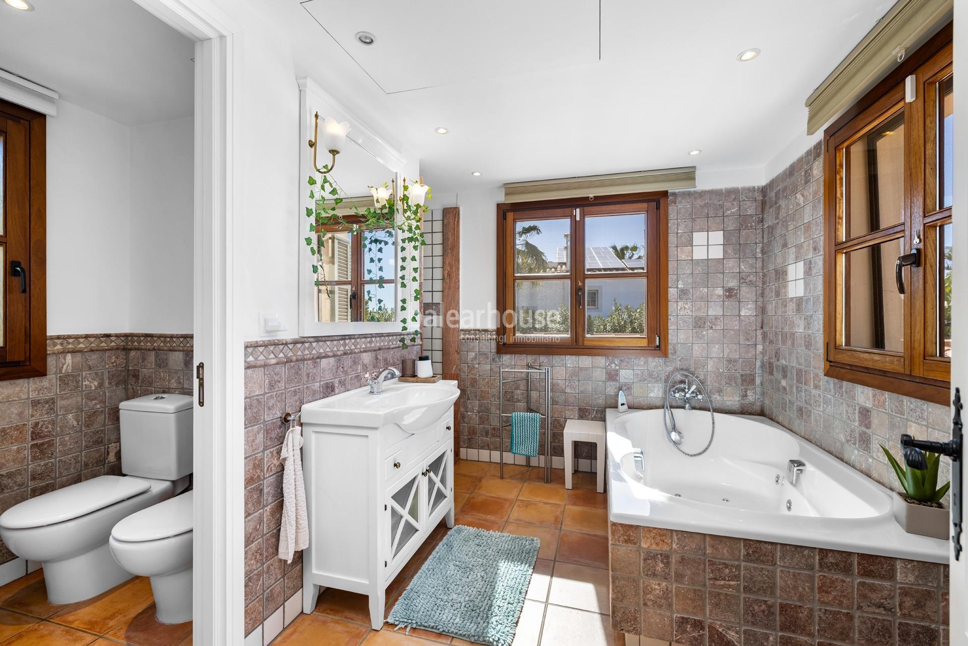 Elegante Villa mit gepflegten Außenanlagen und hoher Privatsphäre in exklusiver Lage von Santa Ponsa