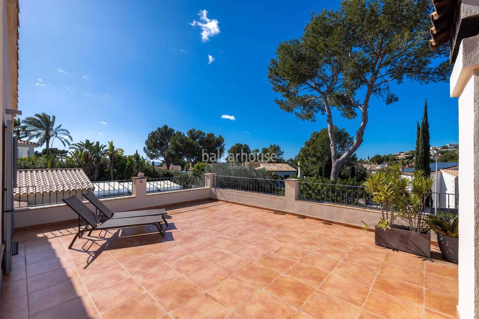 Elegante Villa mit gepflegten Außenanlagen und hoher Privatsphäre in exklusiver Lage von Santa Ponsa