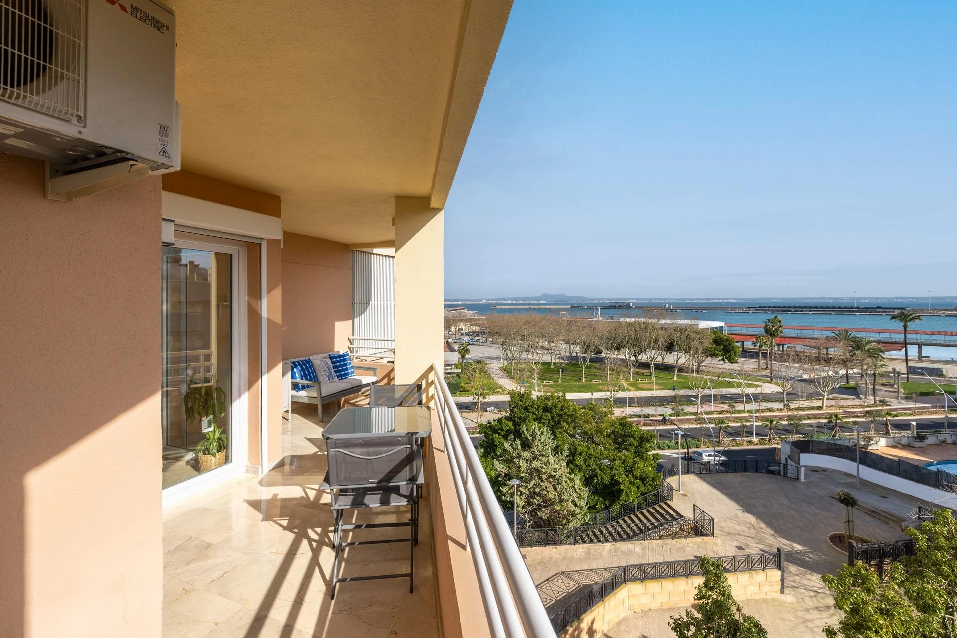 Excellent refurbished apartment with beautiful sea views.