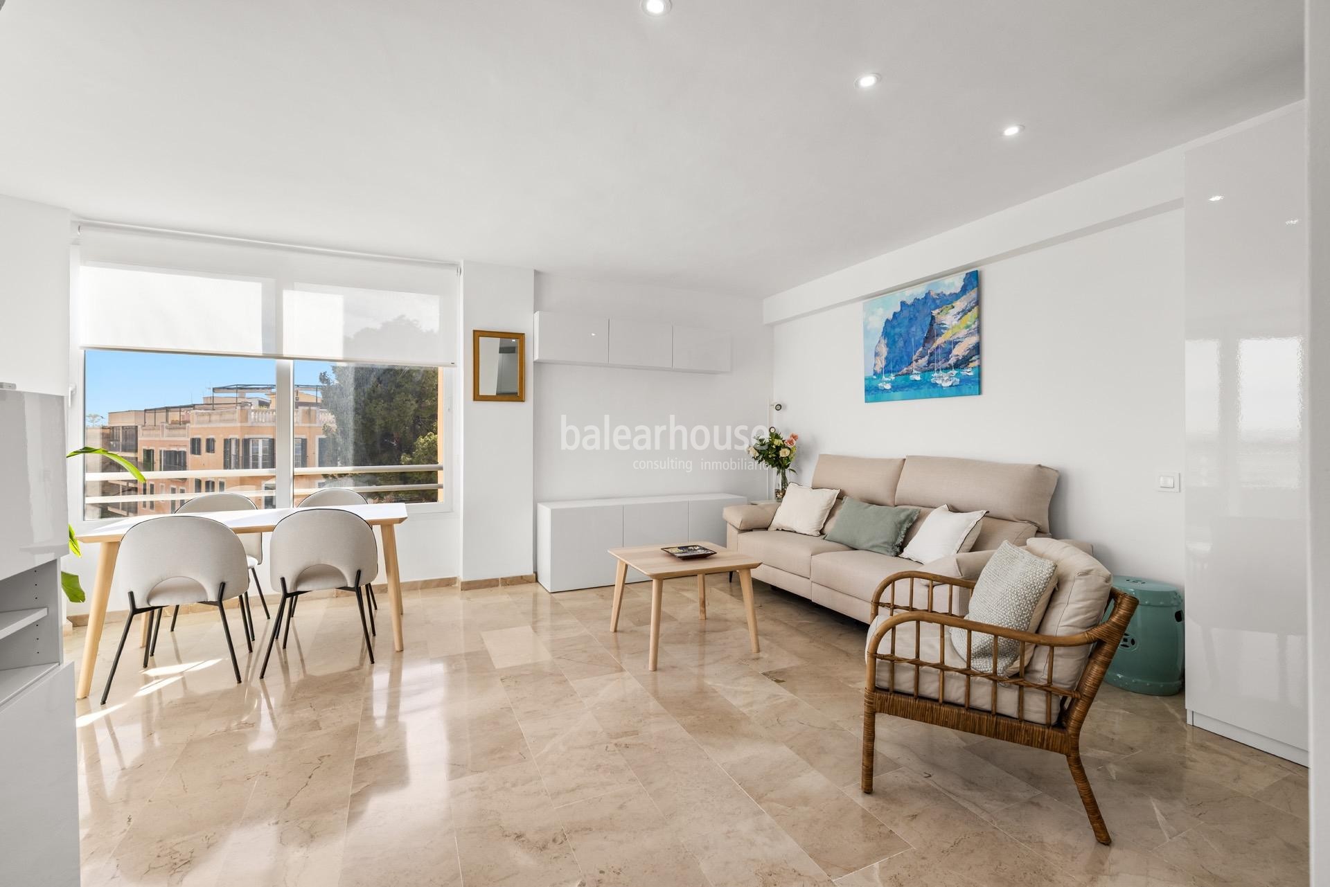 Excellent refurbished apartment with beautiful sea views.