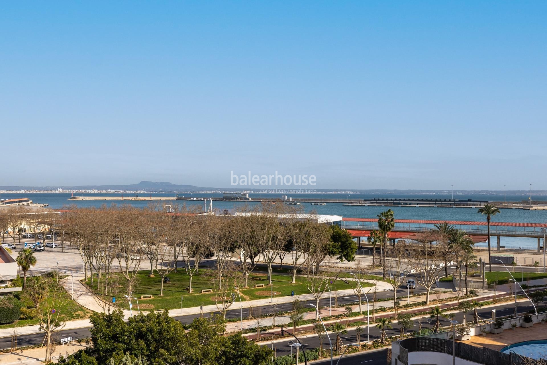 Excellent refurbished apartment with beautiful sea views.