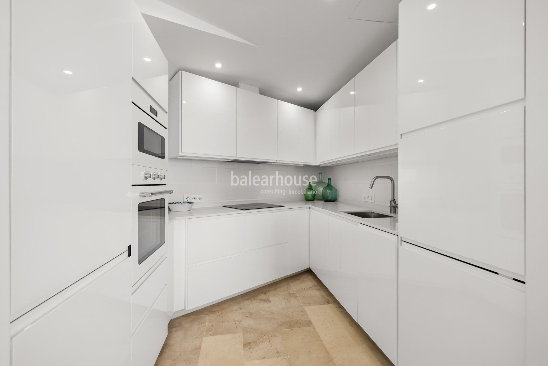 Excellent refurbished apartment with beautiful sea views.