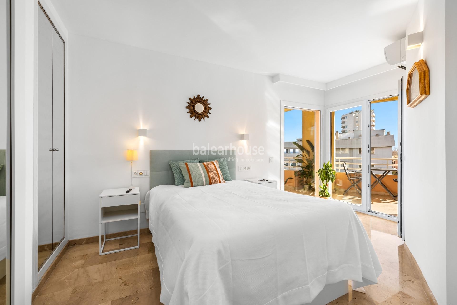 Excellent refurbished apartment with beautiful sea views.