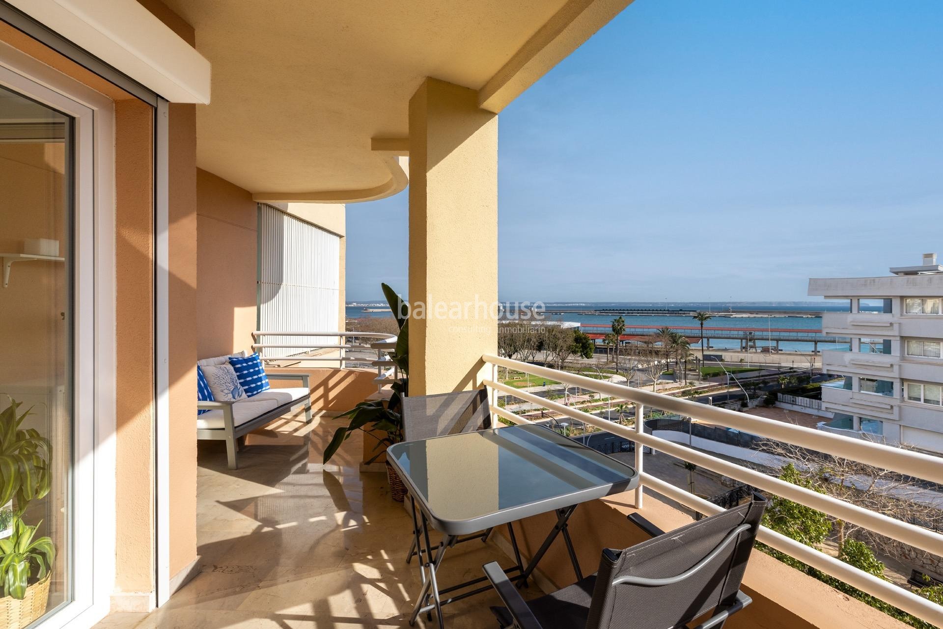 Excellent refurbished apartment with beautiful sea views.