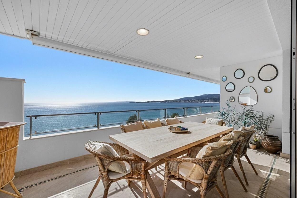 Magnífico piso en primera línea de mar de Portixol con impresionantes vistas a toda la bahía de Palma