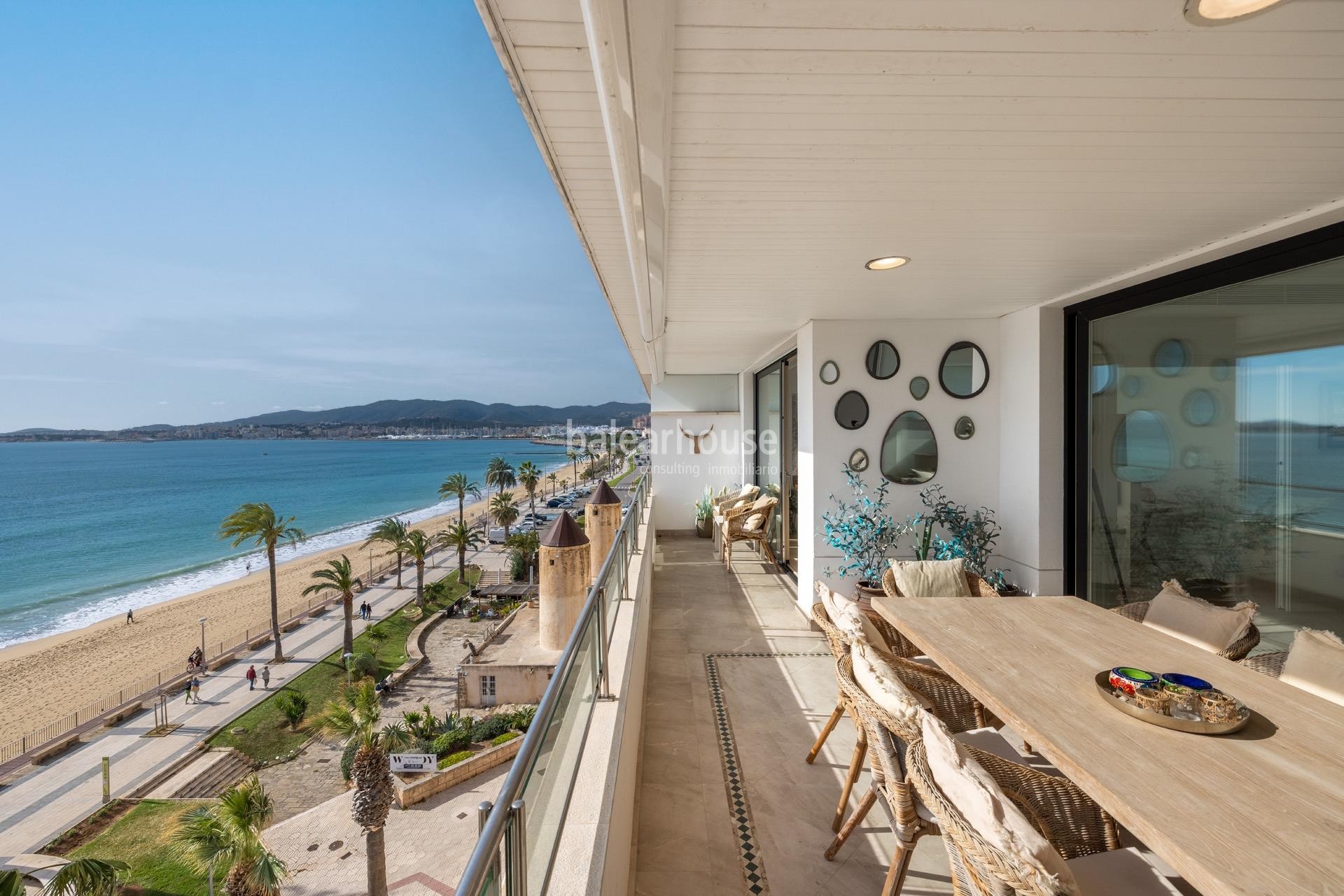 Magnífico piso en primera línea de mar de Portixol con impresionantes vistas a toda la bahía de Palma