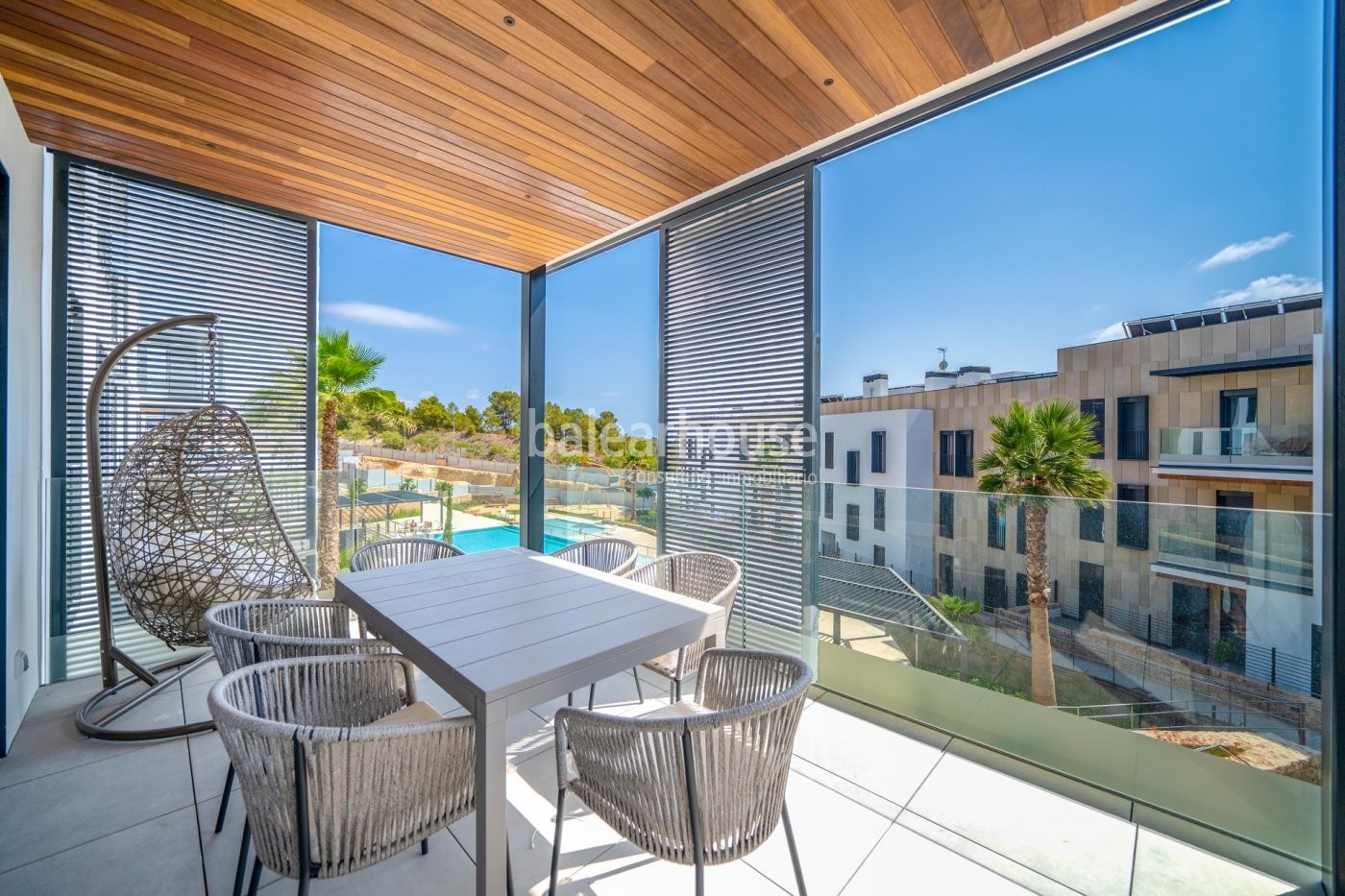 Luminoso piso de diseño moderno y amplia terraza  dentro de un bonito complejo con piscinas