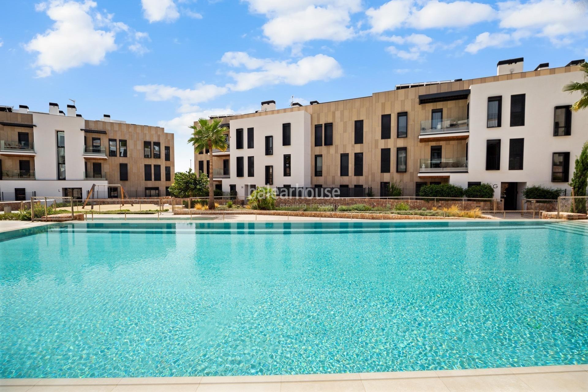 Luminoso piso de diseño moderno y amplia terraza  dentro de un bonito complejo con piscinas