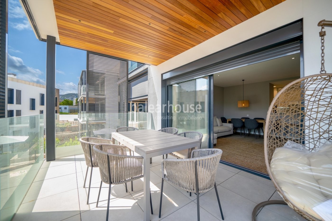 Luminoso piso de diseño moderno y amplia terraza  dentro de un bonito complejo con piscinas