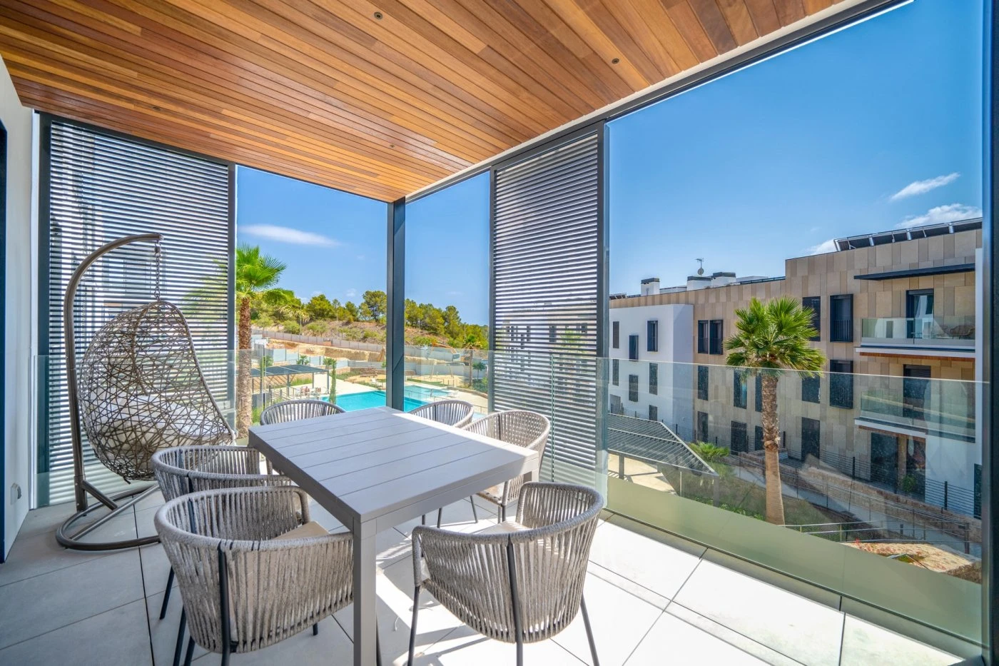 Luminoso piso de diseño moderno y amplia terraza  dentro de un bonito complejo con piscinas