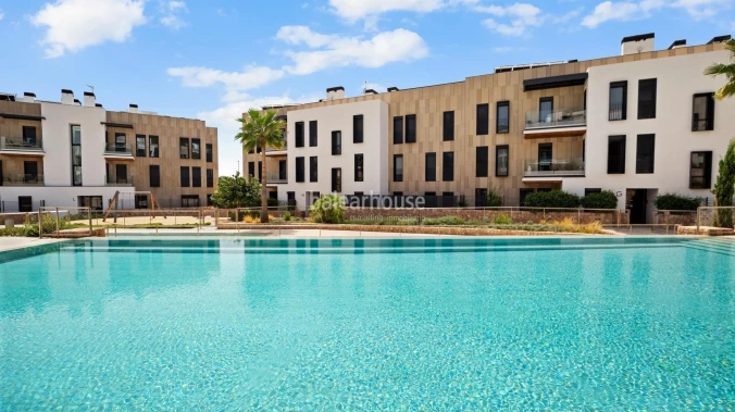 Helle Wohnung mit modernem Design und großer Terrasse  in einer schönen Anlage mit Swimmingpools