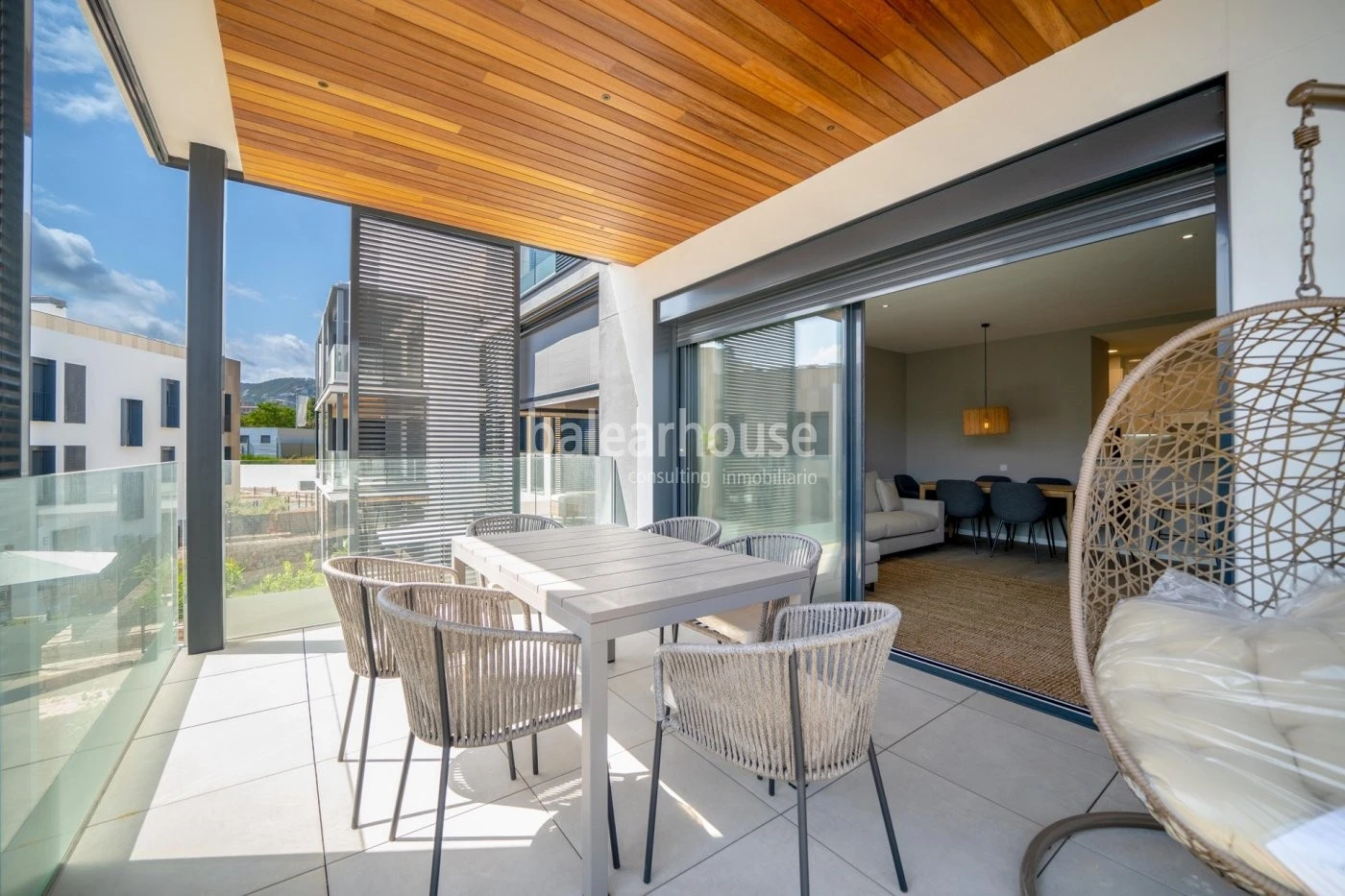 Bright, modern apartment with a large terrace in a beautiful complex with swimming pools.