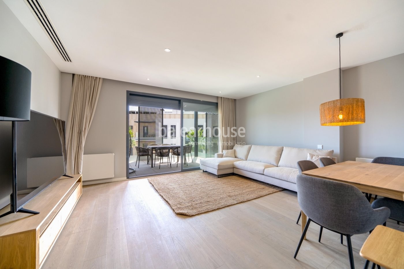 Luminoso piso de diseño moderno y amplia terraza  dentro de un bonito complejo con piscinas