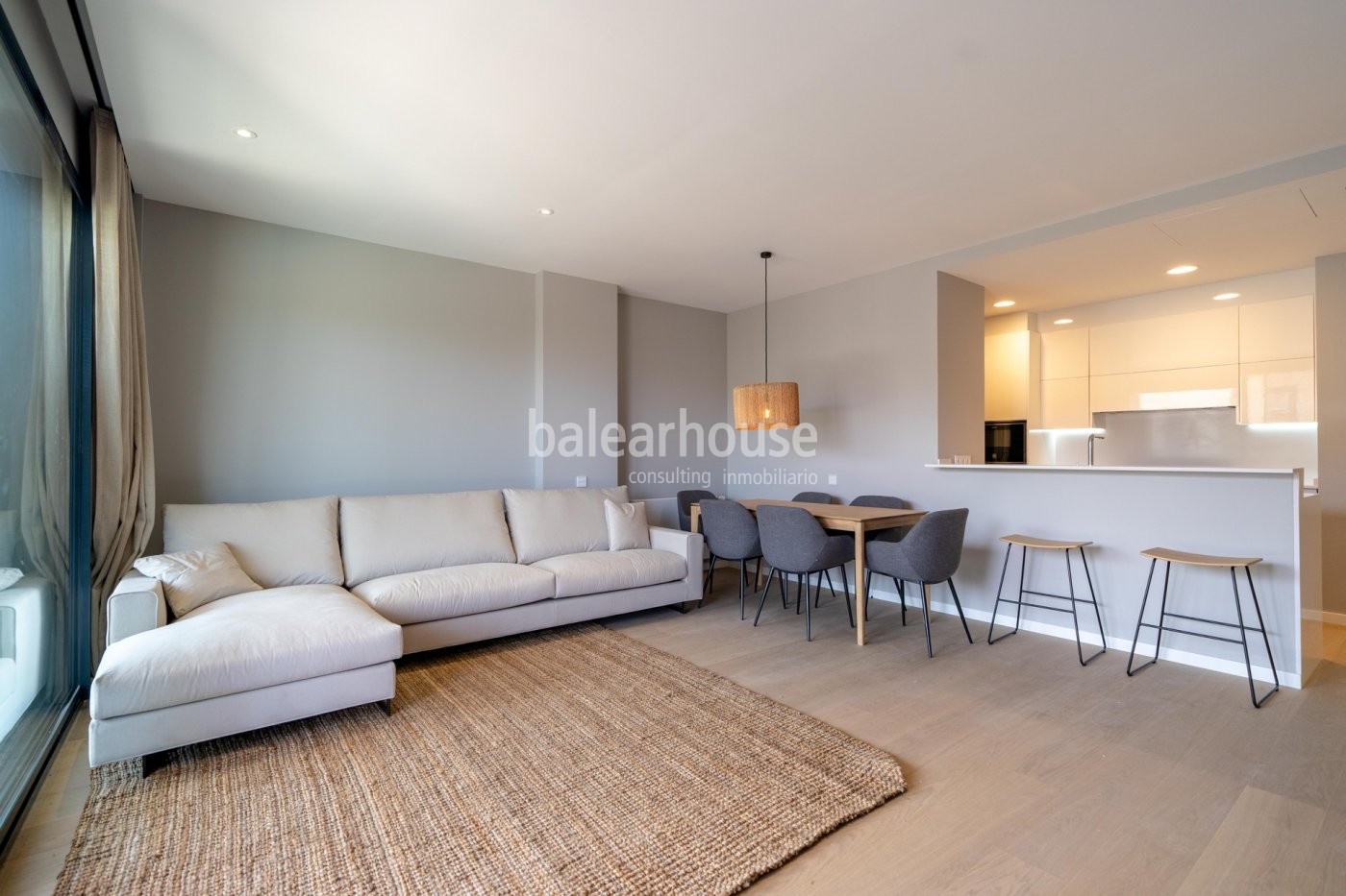 Luminoso piso de diseño moderno y amplia terraza  dentro de un bonito complejo con piscinas