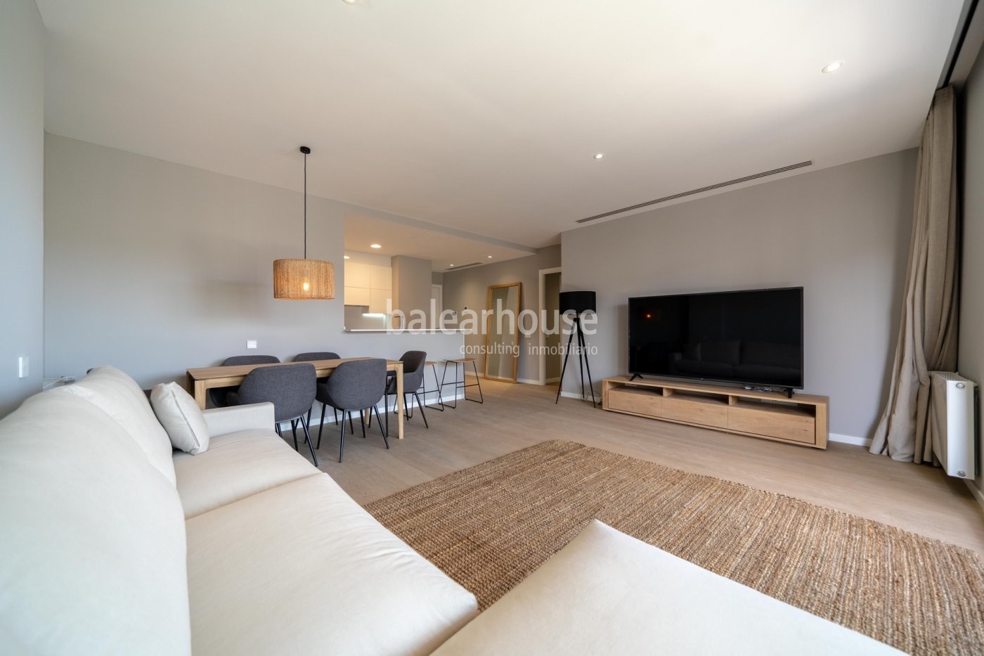 Luminoso piso de diseño moderno y amplia terraza  dentro de un bonito complejo con piscinas