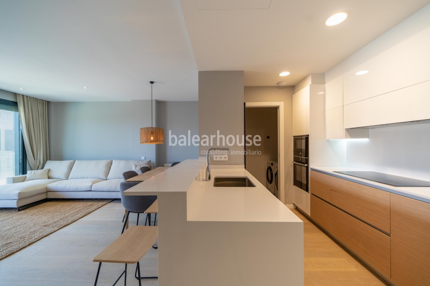 Luminoso piso de diseño moderno y amplia terraza  dentro de un bonito complejo con piscinas