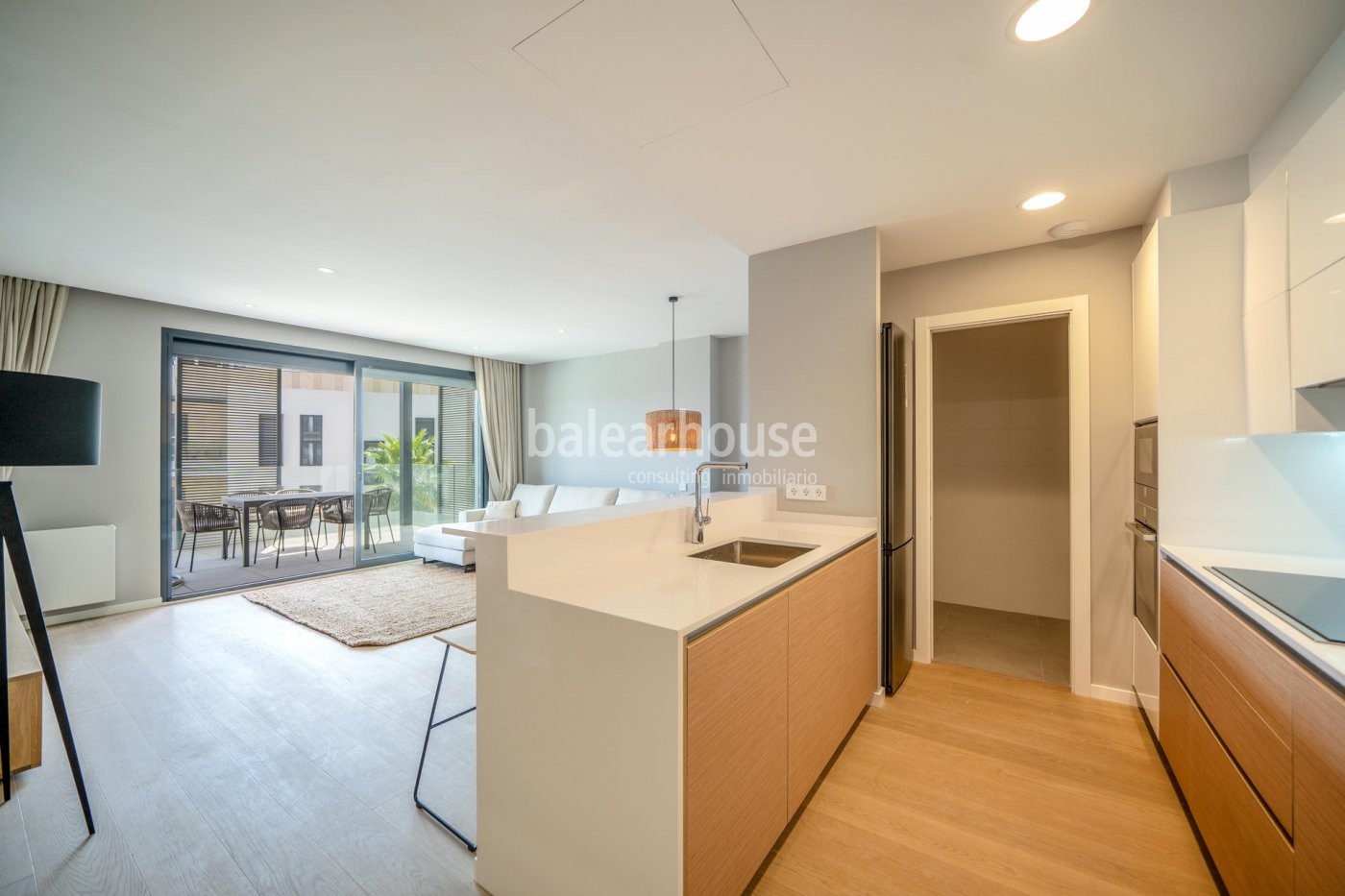 Luminoso piso de diseño moderno y amplia terraza  dentro de un bonito complejo con piscinas