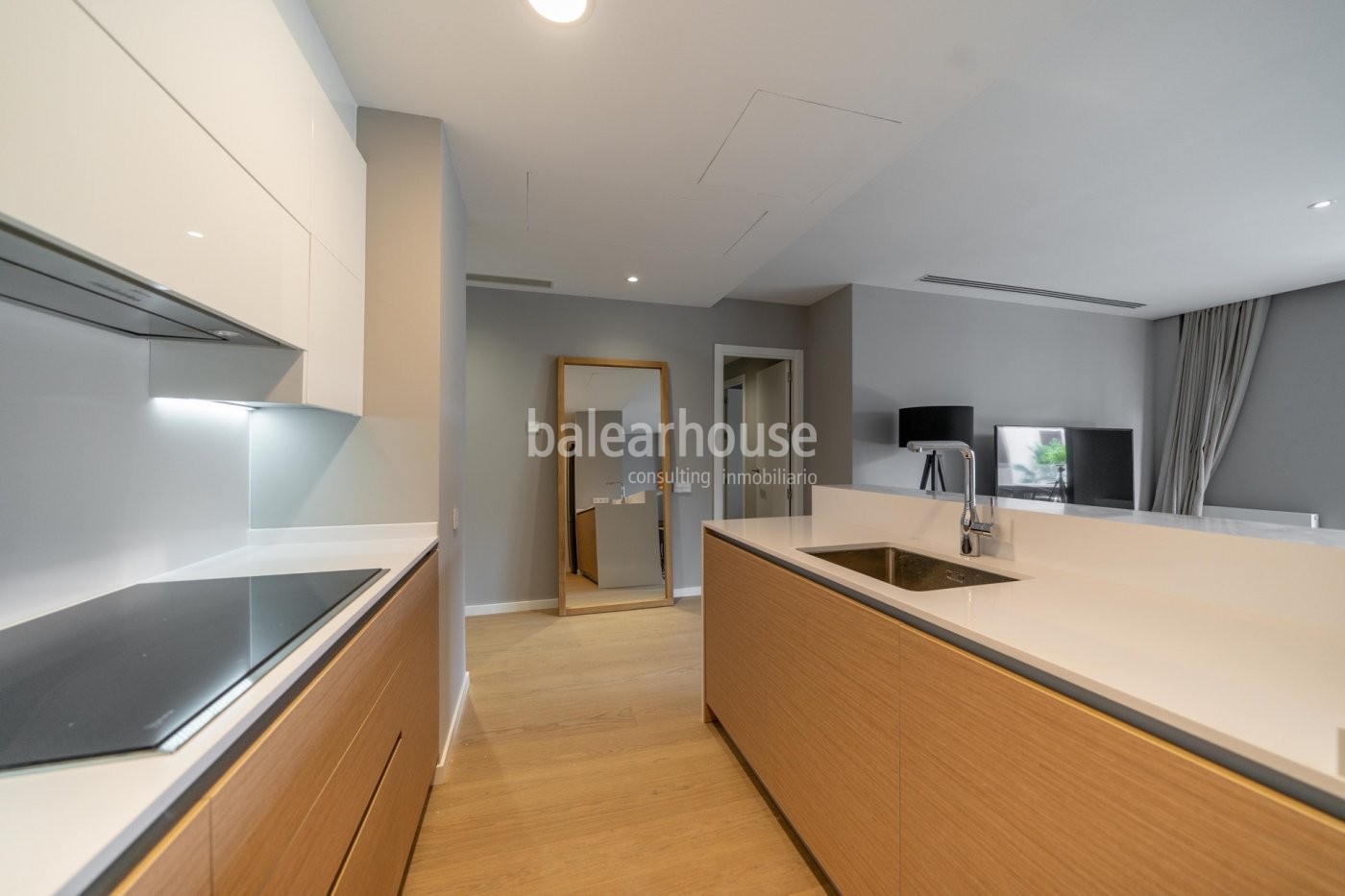 Luminoso piso de diseño moderno y amplia terraza  dentro de un bonito complejo con piscinas