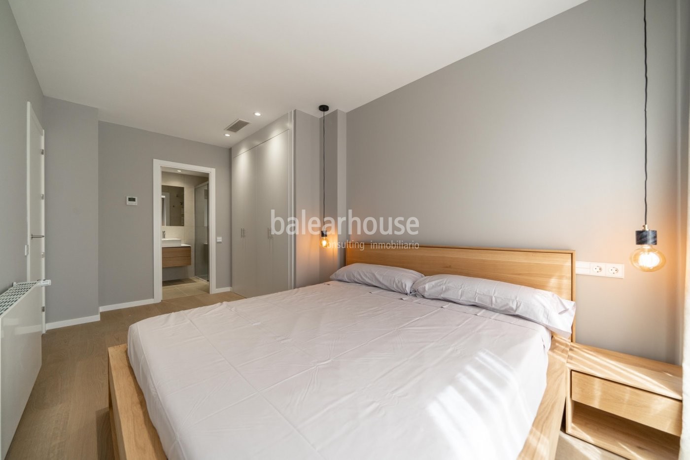 Luminoso piso de diseño moderno y amplia terraza  dentro de un bonito complejo con piscinas