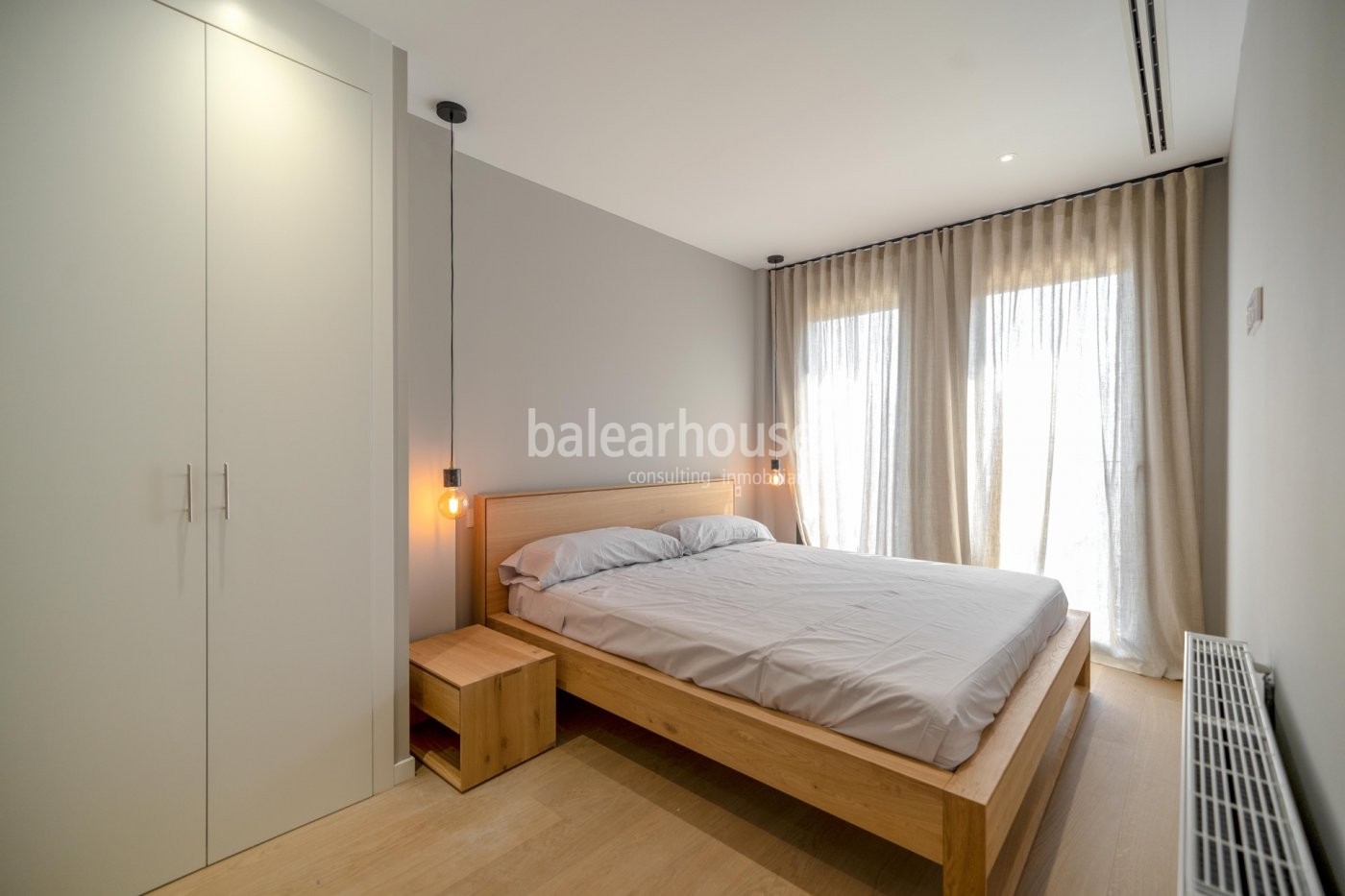 Luminoso piso de diseño moderno y amplia terraza  dentro de un bonito complejo con piscinas