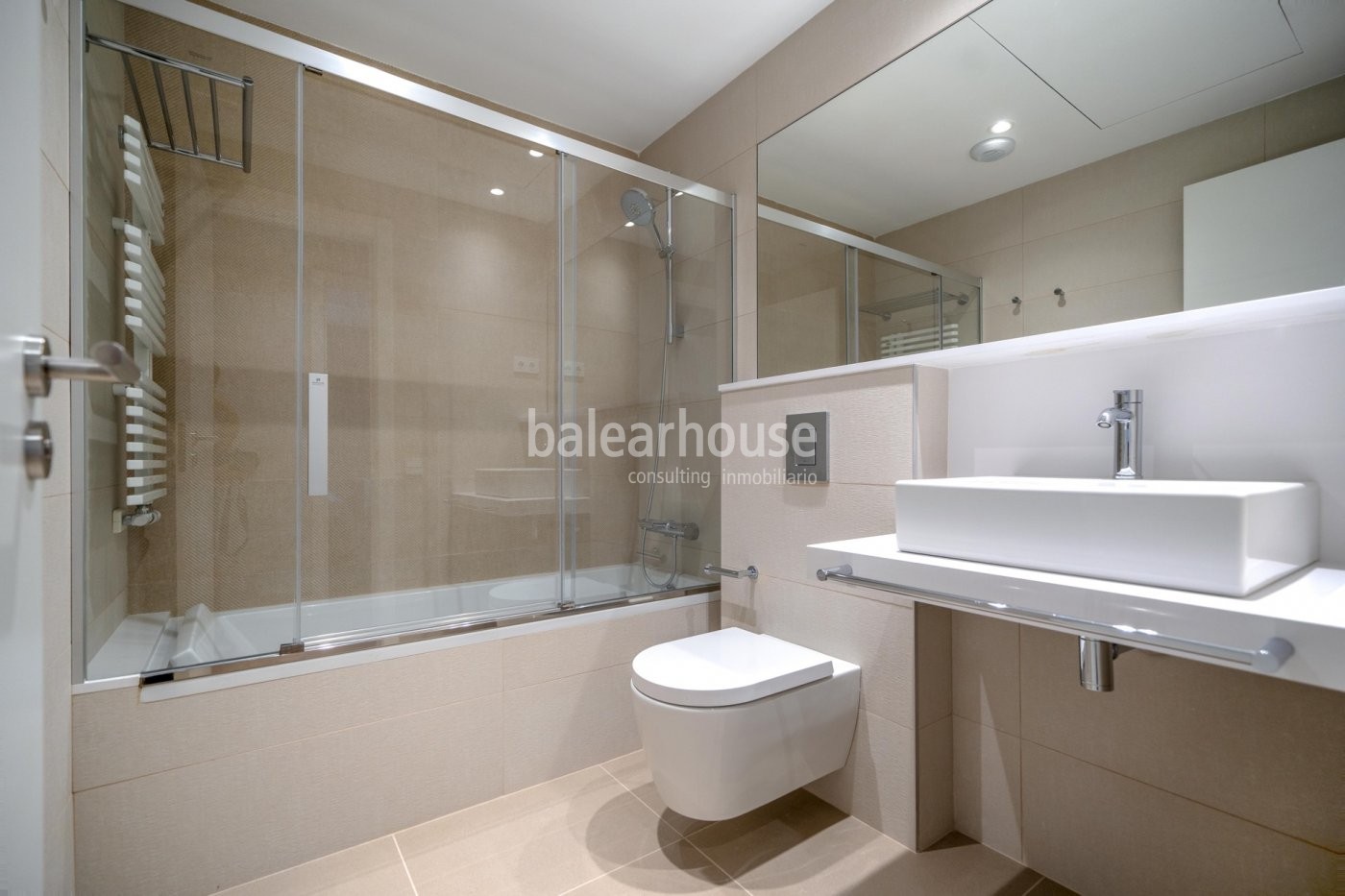 Luminoso piso de diseño moderno y amplia terraza  dentro de un bonito complejo con piscinas