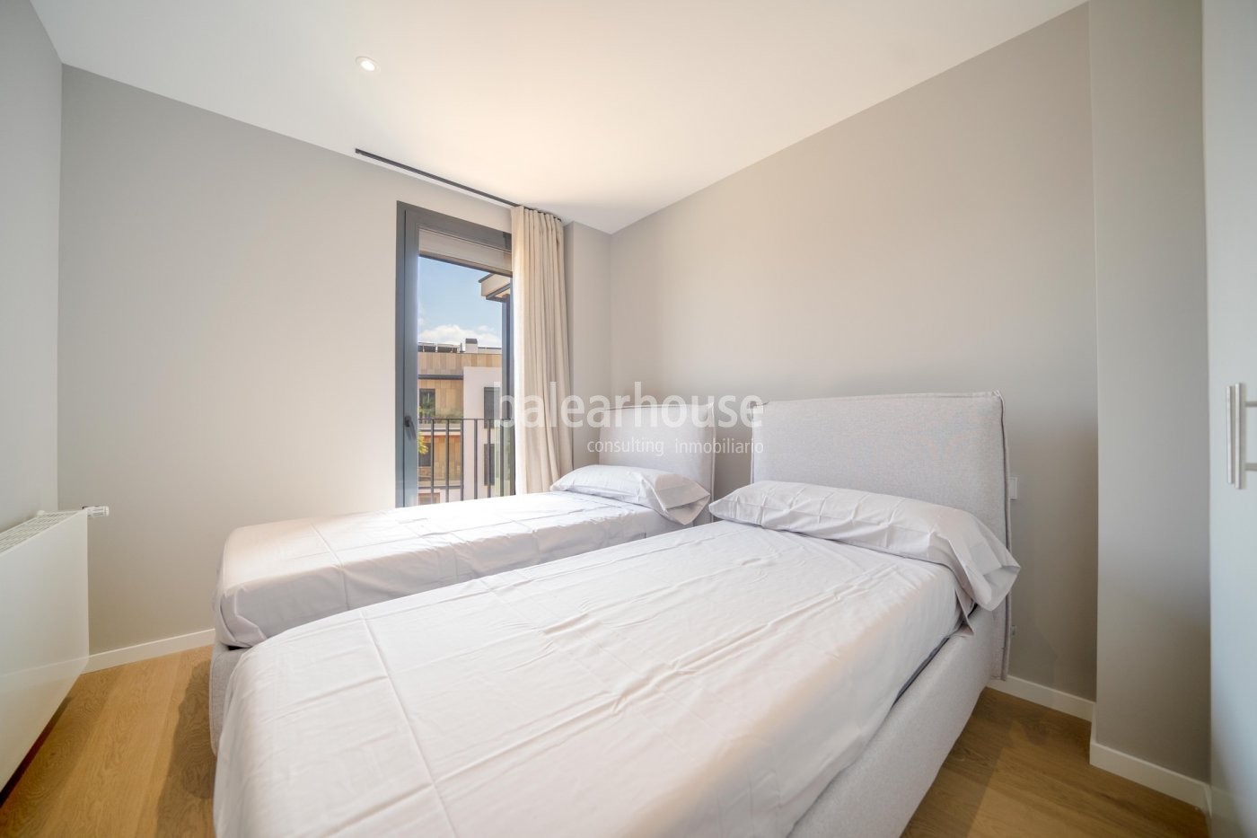 Luminoso piso de diseño moderno y amplia terraza  dentro de un bonito complejo con piscinas