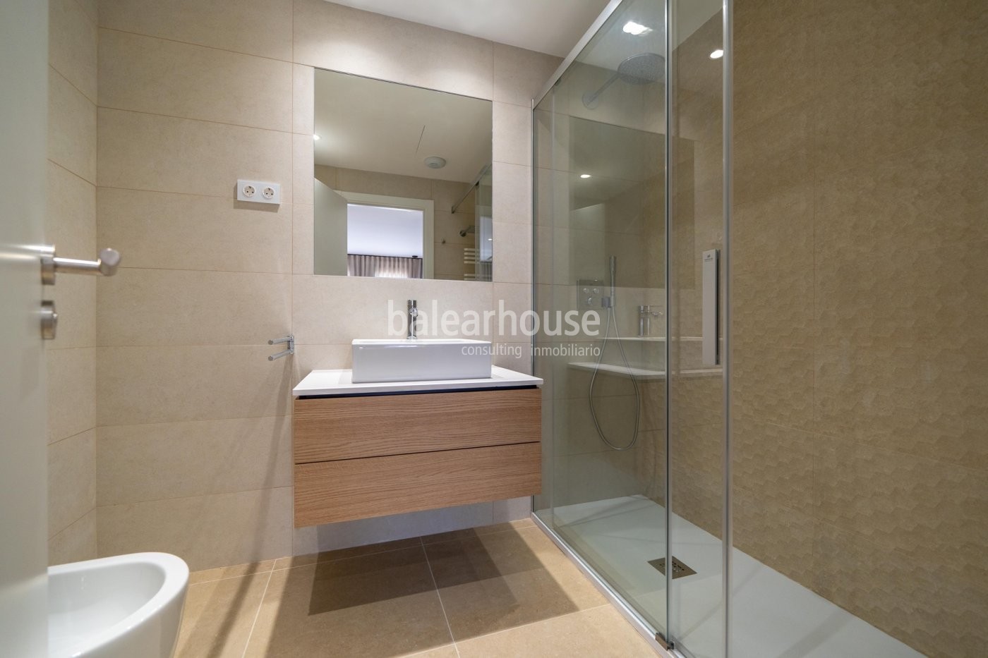 Luminoso piso de diseño moderno y amplia terraza  dentro de un bonito complejo con piscinas