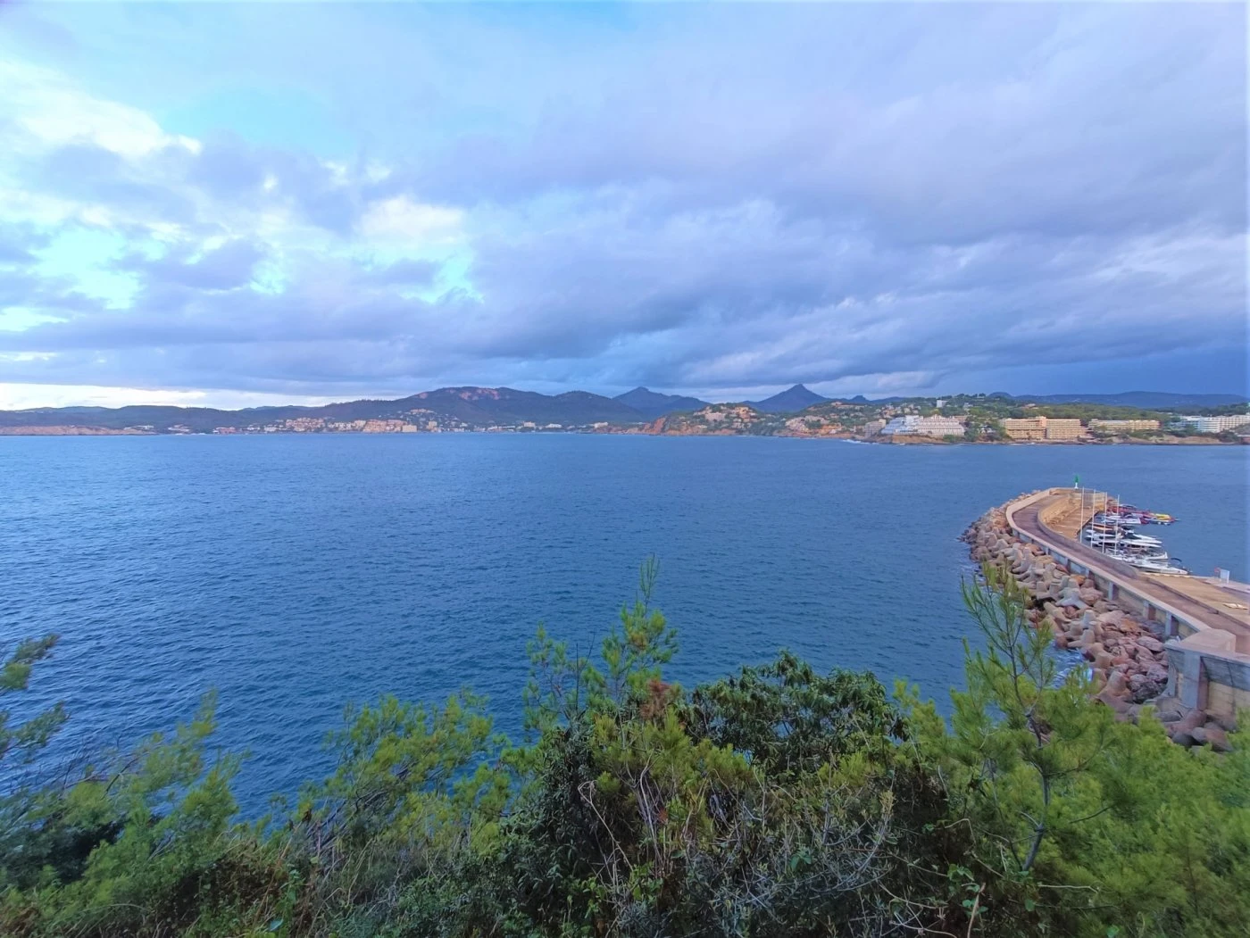 Seafrot plot with direct access to the harbour of Santa Ponsa and spectacular sea views
